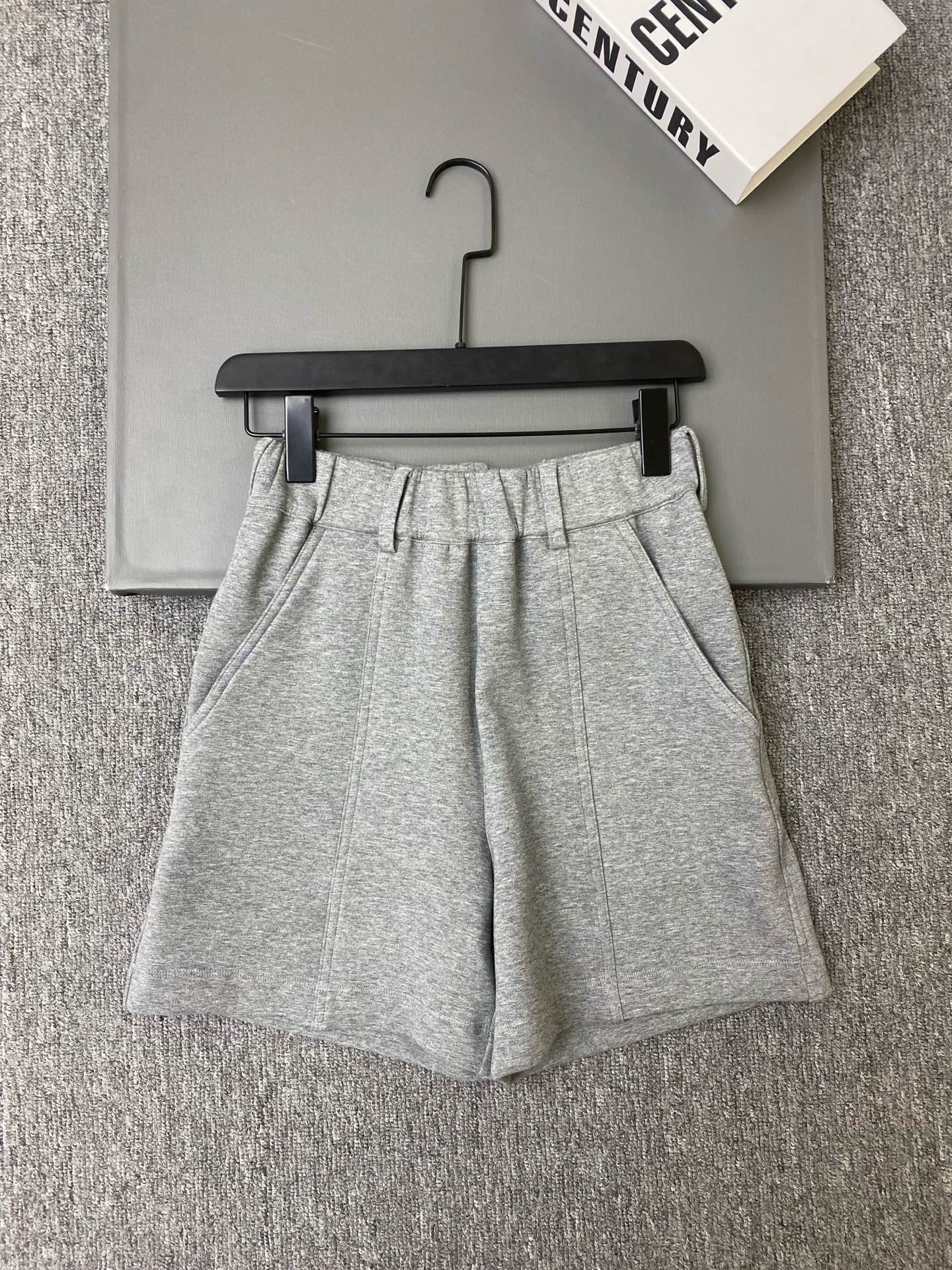 NO:900075,Exclusive first release of original quality Louis Vuit*on 26/new knitted shorts!  The neat stitching design on the front + A-line version makes it look slim and high-end. The leather logo sticker on the back pocket is super recognizable!  Elastic waist, super tolerant, versatile shorts, easy to get fashionable and casual style!  SML,Louis Vuitton-clothing,louis vuitton,louis vuitton,shorts,19860909独家首发原单品质 Louis Vuit*on 26/新款针织短裤！前面利落缝线设计+A字版版型,显瘦又高级.后袋皮革标识贴,超有辨识度！弹力腰部,包容性超强,百搭短裤,轻松get时尚休闲风！SML,路易威登-服装,louis vuitton,louis vuitton,shorts,,Women's clothing