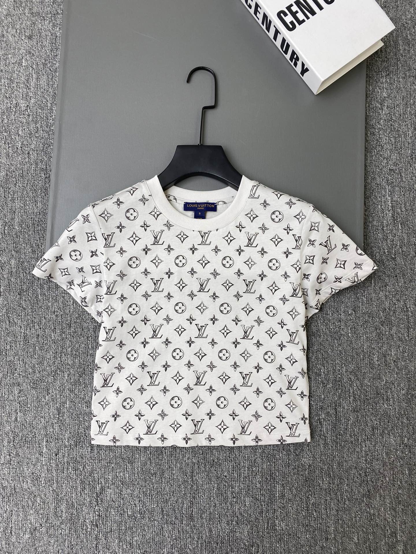 NO:900068,Exclusive first release of original quality Louis Vuit*on 26/new style gray letter printed T!  Made of 100% cotton, breathable and comfortable, with full texture. The regular threaded collar short-sleeved T-shirt is cut to highlight the brand style and looks stylish when worn alone. Look for the high version, Louis Vuitton-clothing, louis vuitton, louis vuitton, T-shirt, tees, t-shirt,19860909独家首发原单品质 Louis Vuit*on 26/新款灰色字母印花T！全棉材质 透气舒适 质感十足 常规螺纹包边领短袖T恤裁剪 凸显品牌格调, 单穿内搭都出彩时髦 认准版本 高版本,路易威登-服装,louis vuitton,louis vuitton,T-shirt,tees，t-shirt,,Women's clothing
