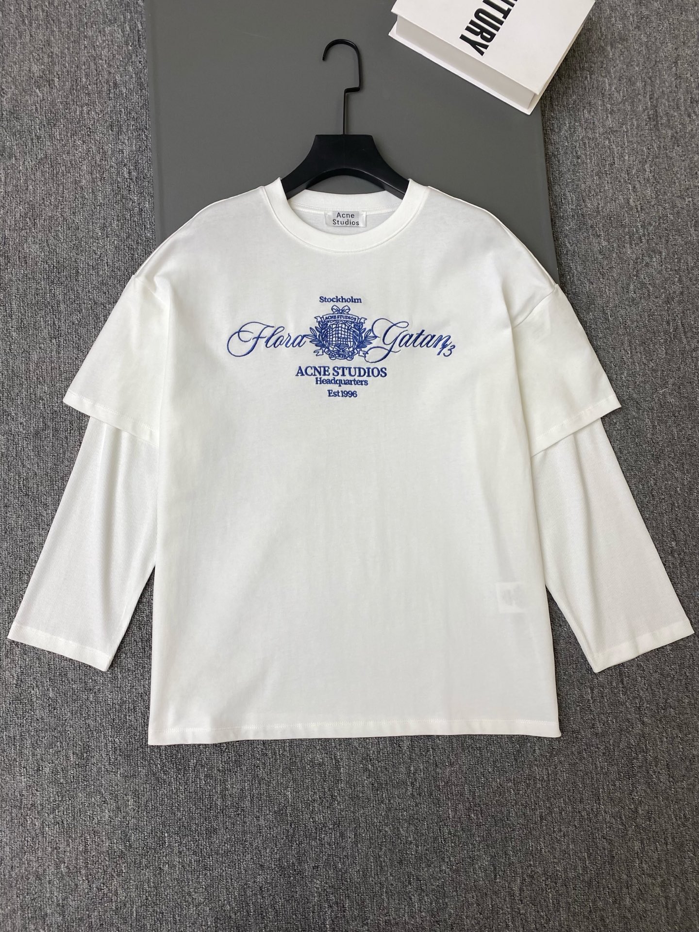 NO:931854,Exclusive first release of original quality Acne*26/new fake two-piece long-sleeved embroidered T-shirts!  White loose round neck, with the brand's classic retro blue printed letters and crown emblem embroidery on the chest, outer short sleeves + inner white long sleeves layered effect, super relaxed!  SML, men's and women's clothing,acne studios,T-shirt,tees,t-shirt,19860909独家首发原单品质 Acne*26/新款假两件长袖刺绣T恤！白色宽松圆领,胸前有品牌经典的复古蓝印花字母和皇冠徽章刺绣,外层短袖 + 内层白色长袖叠穿效果,超有松弛感！SML,男装女装,acne studios,T-shirt,tees，t-shirt,,Women's clothing