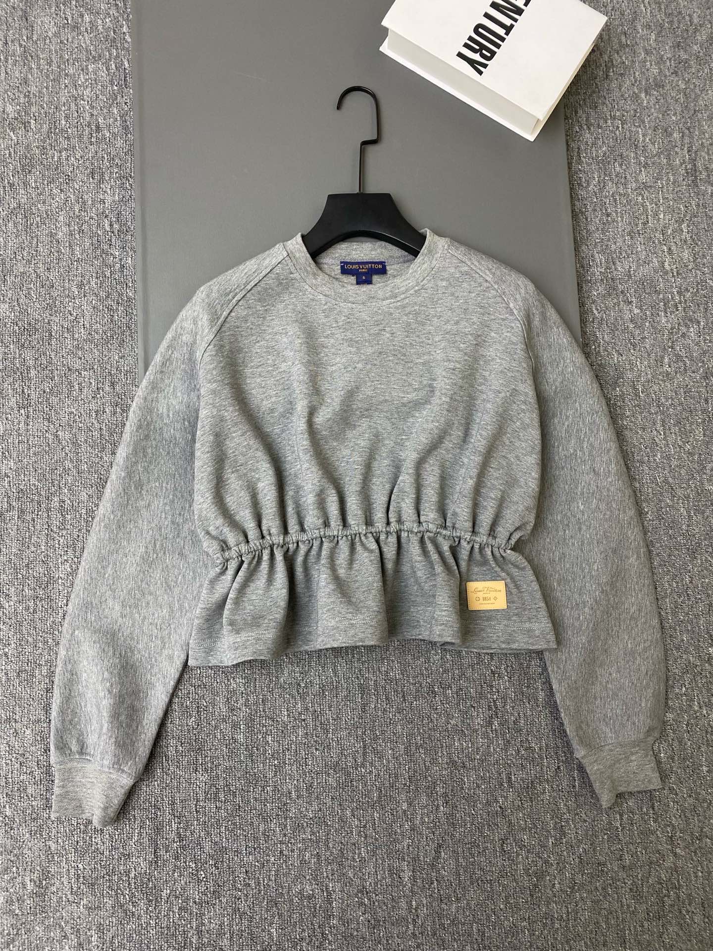 NO:931844,Exclusive first release of original quality Louis Vuit*on 26/new lotus leaf hem sweatshirt!  Threaded round neck and long sleeves, the waist is drawn with a drawstring to form a ruffled hem, showing off the slim waist and proportions, and the logo leather tag in the lower right corner is super recognizable!  SML,Louis Vuitton-clothing,louis vuitton,louis vuitton,hoodie,sweatshirts,19860909独家首发原单品质 Louis Vuit*on 26/新款荷叶摆章仔卫衣！螺纹圆领长袖,腰部抽绳收束形成荷叶边下摆,显腰细又显比例,右下角logo 皮牌标识超有辨识度！SML,路易威登-服装,louis vuitton,louis vuitton,hoodie,sweatshirts,,Women's clothing