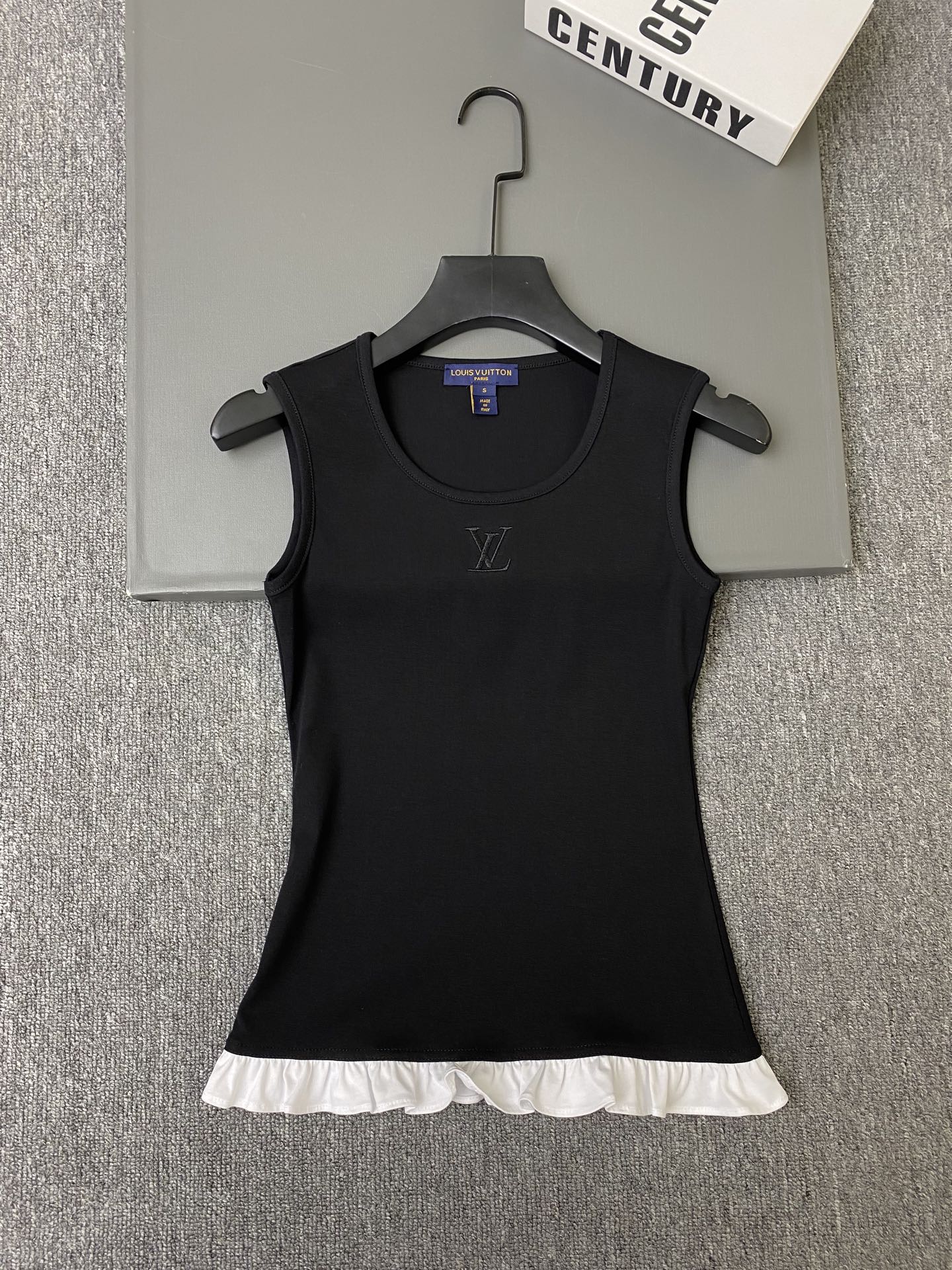 NO:931836,Exclusive first release of original quality Louis Vuit*on 26/new style spliced ​​embroidered vest!  Cotton fabric, threaded round neck and sleeveless design, a circle of ruffles at the hem for a super design touch, and logo embroidery on the chest, low-key yet recognizable!  white/black SML,Louis Vuitton-clothing,louis vuitton,louis vuitton,19860909独家首发原单品质 Louis Vuit*on 26/新款拼接刺绣背心！棉质面料,螺纹圆领无袖设计,下摆一圈荷叶边拼接超有设计感,胸前logo刺绣 低调又有辨识度！白色/黑色 SML,路易威登-服装,louis vuitton,louis vuitton,,Women's clothing