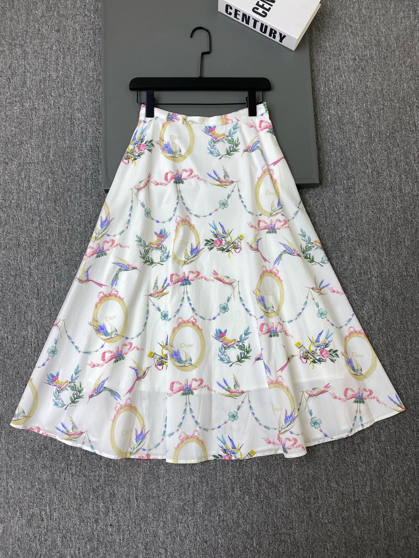 NO:933630,Exclusive first release of original quality Di*r 26/spring and summer new printed sun skirt!  Pure cotton poplin fabric, with pink, blue and green tones + classic badge logo printing, full of artistic sense!  High-waisted A-line version, modified waistline, moderate skirt length, elegant and practical!  SML,Dior-clothing,dior,skirts,19860909独家首发原单品质 Di*r 26/春夏新款印花太阳摆半裙！纯棉府绸面料,粉蓝绿色调搭配+经典徽章logo印花,艺术感满满！高腰A字版型,修饰腰线,裙长适中,优雅又实用！SML,迪奥-服装,dior,skirts,,Women's clothing