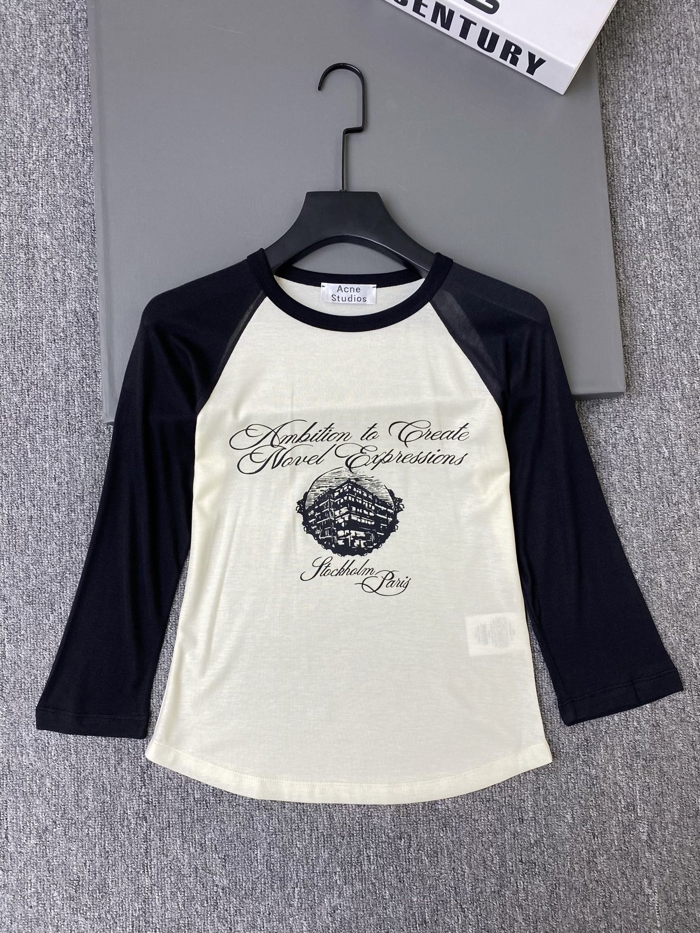 NO:933637,Exclusive first release of original quality Acne*26/new long-sleeved color-blocked T-shirt!  Apricot and black three-quarter sleeve design, washed cotton fabric is soft, skin-friendly and breathable, fitted short round neck to increase body proportions, European architectural sketch + letter printing on the chest, literary and retro style, full of French feel!  SML,women's clothing,acne studios,tees,t-shirt,19860909独家首发原单品质 Acne*26/新款长袖拼色T恤！杏色拼黑色七分袖设计,水洗棉面料软糯亲肤透气,合身短款圆领拉高身材比例,胸前欧式建筑素描+字母印花文艺复古,法式感十足！SML,女装,acne studios,tees，t-shirt,,Women's clothing