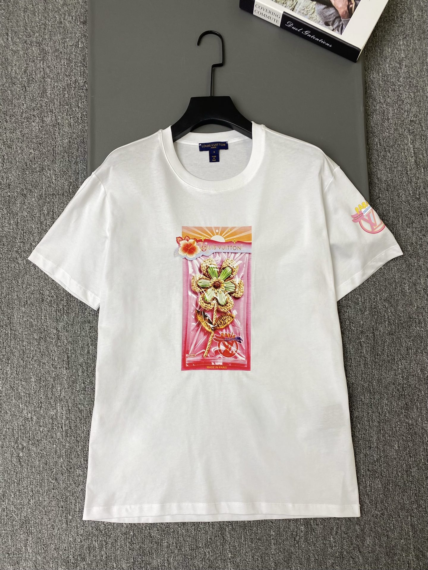 NO:933676,Exclusive first release of original quality Louis Vuit*on 26/new three-dimensional flower printed T!  The white loose version has CPFM's iconic woven flower pattern on the chest, which simulates the visual effect of plastic bag packaging. The color scheme is dreamy!  Pink background + green flowers + gold details, and small logo embellishments on the cuffs!  SML,Louis Vuitton-clothing,louis vuitton,louis vuitton,19860909独家首发原单品质 Louis Vuit*on 26/新款立体花印花T！白色宽松版型,胸前是 CPFM 标志性的编织花朵图案,模拟了塑料袋包装的视觉效果,配色很梦幻！粉色背景 + 绿色花朵 + 金色细节,袖口还有小 logo 点缀！SML,路易威登-服装,louis vuitton,louis vuitton,,Women's clothing