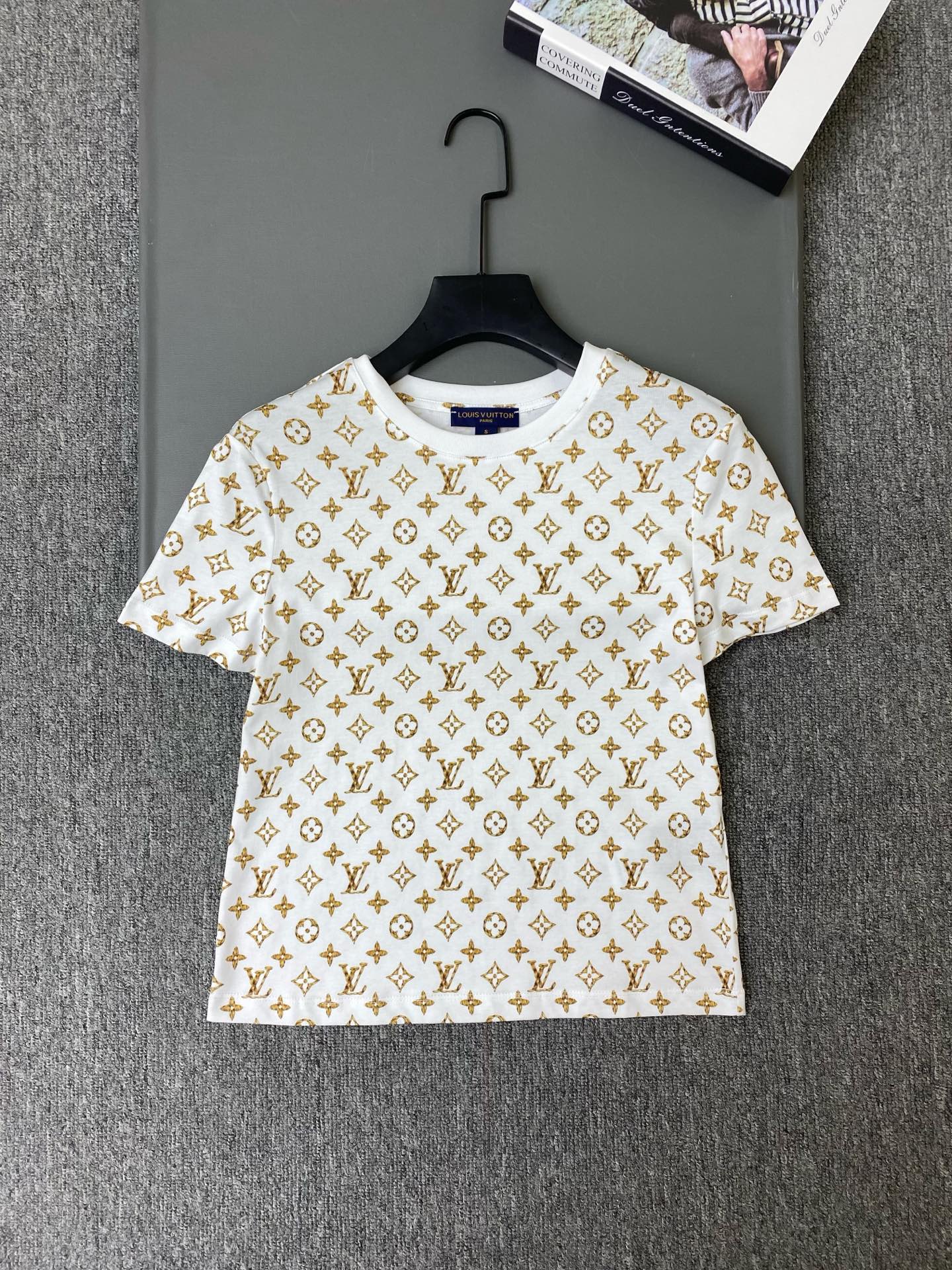 NO:933666,Exclusive first release of original quality Louis Vuit*on 26/new classic letter printed T!  White background with golden presbyopia pattern, round neck and shoulder style, classic, versatile and fashionable!  SML,Louis Vuitton-clothing,louis vuitton,louis vuitton,19860909独家首发原单品质 Louis Vuit*on 26/新款经典字母印花T！白底配金色老花图案,圆领正肩版型,经典百搭又时髦！SML,路易威登-服装,louis vuitton,louis vuitton,,Women's clothing