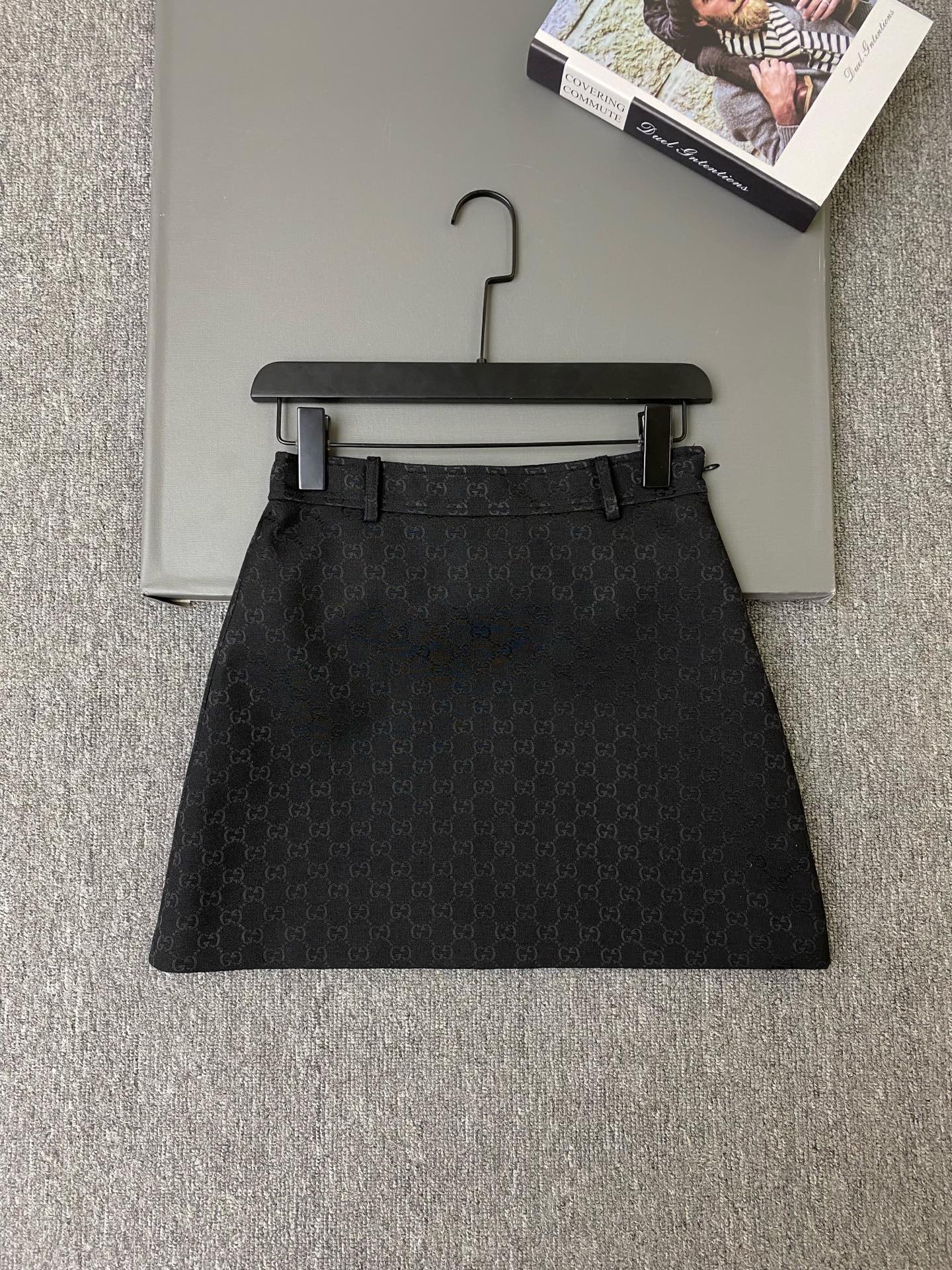 NO:933657,Exclusive first release of original quality Gucc*i 26/ new black mini jacquard denim skirt!  The small A-line upper body makes the legs longer and fashionable!  Suitable for all seasons and easy to match!  SML,Gucci-clothing,gucci,gucci,skirts,19860909独家首发原单品质 Gucc*i 26/ 新款黑迷你提花牛仔半裙！小A字版型上身显腿长又时髦！四季皆宜 好搭配！SML,古驰-服装,gucci,gucci,skirts,,Women's clothing