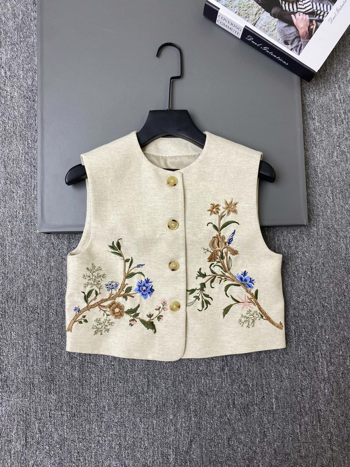 NO:941742,Exclusive first release of original quality Loro Pian*26/new heavy-duty embroidered vest!  The apricot-colored base fabric is embroidered with blue-purple flowers and branches, embellished with gold buttons, and the round-neck short design highlights the waistline and proportions!  SML,women's clothing,loro piana,19860909独家首发原单品质 Loro Pian*26/新款重工刺绣马甲！米杏色底布上绣着蓝紫色花卉和枝叶,金色纽扣点缀,圆领短款设计显腰线显比例！SML,女装,loro piana,,Women's clothing