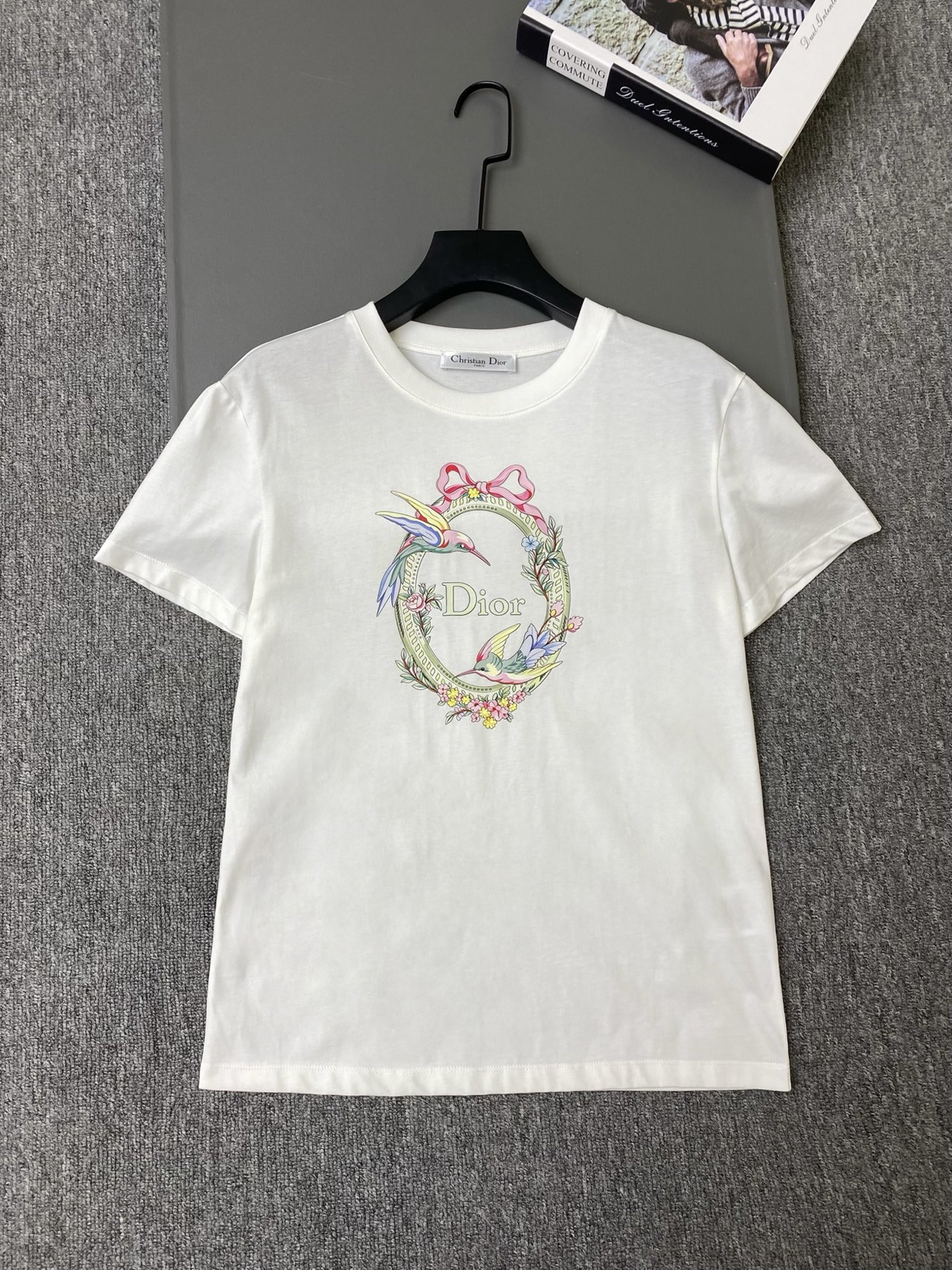 NO:941727,Exclusive first release of original quality Di*r 26/new hummingbird wreath printed T-shirt!  Colorful hummingbird garland + the word 'Dior' on the front, the color is clear and dreamy, full of artistic sense, comfortable and brand-like. A must-have for fashionable girls ~ SML, Dior-clothing, dior, dior, tees, t-shirt,19860909独家首发原单品质 Di*r 26/新款蜂鸟花环印花T恤！正面彩色蜂鸟花环+”Dior“字样,配色清透梦幻,艺术感满满 舒适又有品牌感 时髦女孩必入～SML,迪奥-服装,dior,dior,tees，t-shirt,,Women's clothing