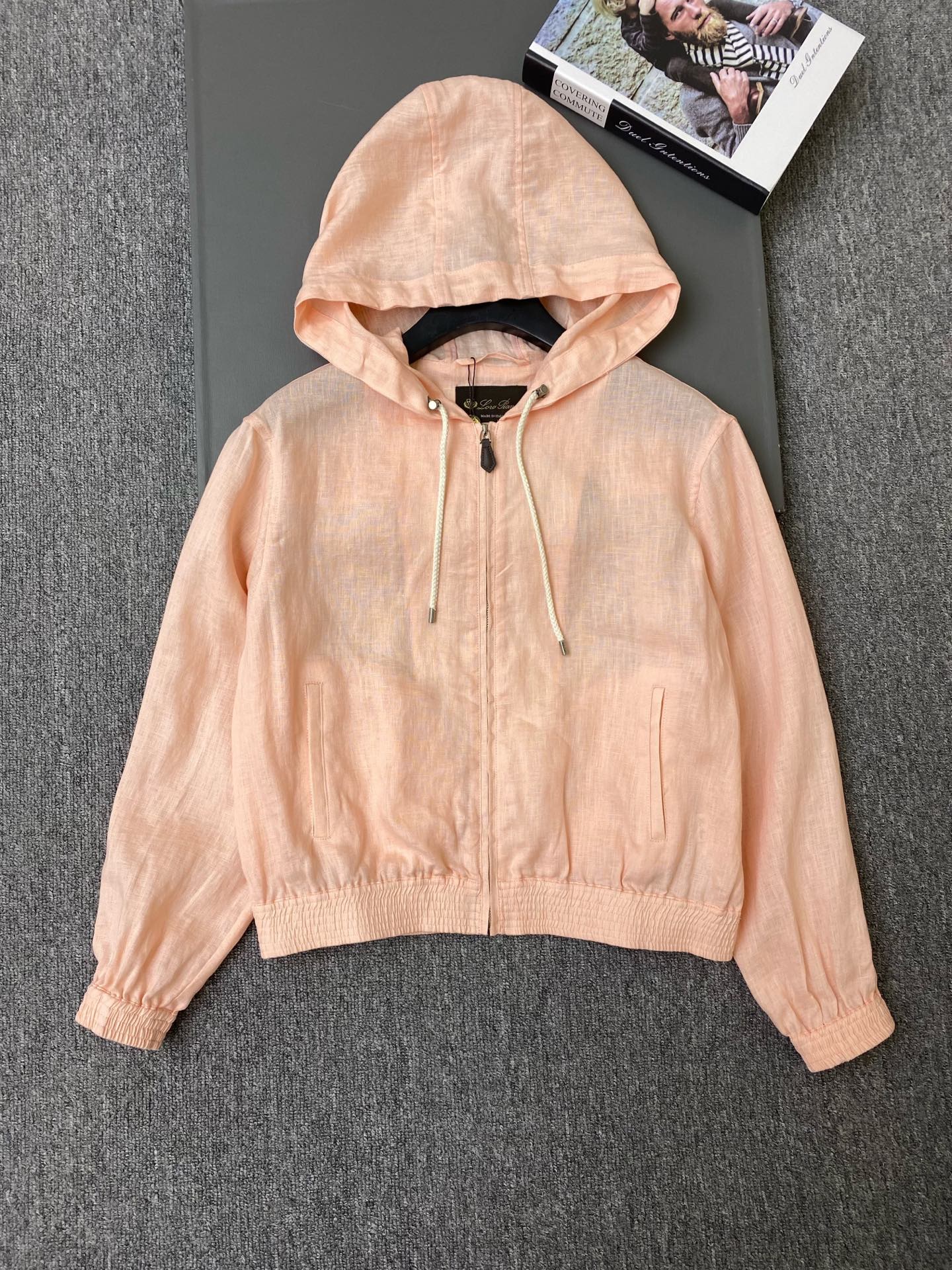 NO:941750,Exclusive first release of original quality Loro Pian*26/new linen hooded short jacket!  The linen fabric is light and breathable, with a hooded drawstring + metal zipper design, casual and casual; the short elastic hem accurately raises the waistline, optimizing the body proportions, and the loose sleeves with dropped shoulders soften the broad shoulders and trapezius muscles, hide the arm muscles, and the upper body is loose and not bloated!  white/pink SML,women's clothing,loro piana,jackets & coats,hats,19860909独家首发原单品质 Loro Pian*26/新款亚麻连帽短款夹克！亚麻面料轻薄透气,连帽抽绳＋金属拉链设计,随性休闲；短款松紧下摆精准拉高腰线,优化身材比例,落肩宽松袖型柔和弱化宽肩、斜方肌,藏住手臂拜拜肉,上身宽松不臃肿！白色/粉色 SML,女装,loro piana,jackets & coats,hats,,Women's clothing