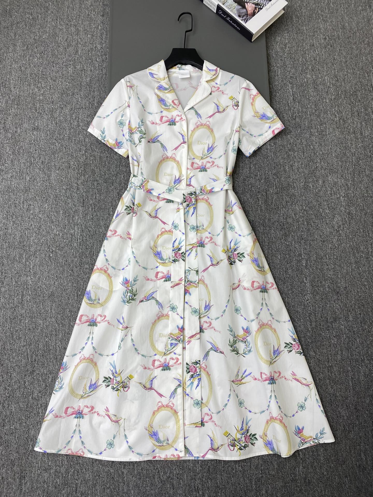 NO:941766,Exclusive first release of original quality Di*r 26/new flower and bird print shirt dress!  The Chinese Valentine's Day exclusive color matching is an elegant retro small lapel short-sleeved shirt with a full button-down front. It comes with an original belt of the same fabric to cinch the waistline, an A-line mid-length skirt, and a neat silhouette that covers the crotch!  SML,Dior-clothing,dior,skirts,shirts,T-shirt,19860909独家首发原单品质 Di*r 26/新款花鸟印花衬衫式连衣裙！七夕限定配色雅致复古小翻领短袖＋前襟全开扣衬衫版型,原配同面料腰带收束腰线,A 字中长裙摆,版型利落遮胯！SML,迪奥-服装,dior,skirts,shirts,T-shirt,,Women's clothing