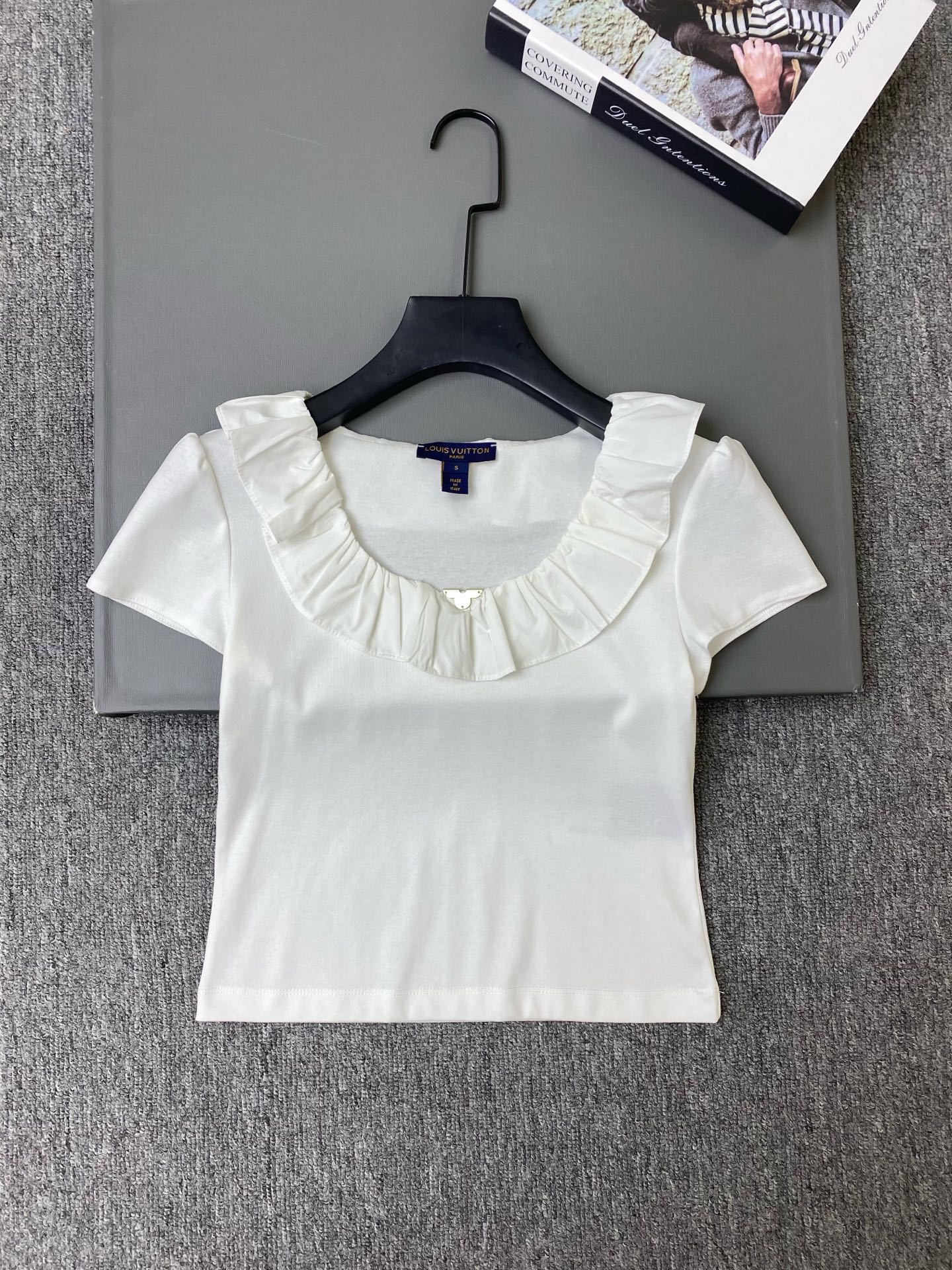 NO:943220,Exclusive first release of original quality Louis Vuit*on 26/new ruffled U-neck slim short-sleeved T-shirt!  The big U neckline is decorated with ruffles, and there is a metal logo embellishment below the neckline. The shape is slim and waist-cinching, and the sleeves are micro-puffed short sleeves, which can modify the lines of the arms!  white/black SML,Louis Vuitton-clothing,louis vuitton,louis vuitton,T-shirt,tees,t-shirt,19860909独家首发原单品质 Louis Vuit*on 26/新款荷叶边U领修身短袖T恤！大U领口一圈荷叶褶边装饰,领口下方有金属标识点缀,版型修身收腰,袖子是微泡泡短袖,能修饰手臂线条！白色/黑色 SML,路易威登-服装,louis vuitton,louis vuitton,T-shirt,tees，t-shirt,,Women's clothing