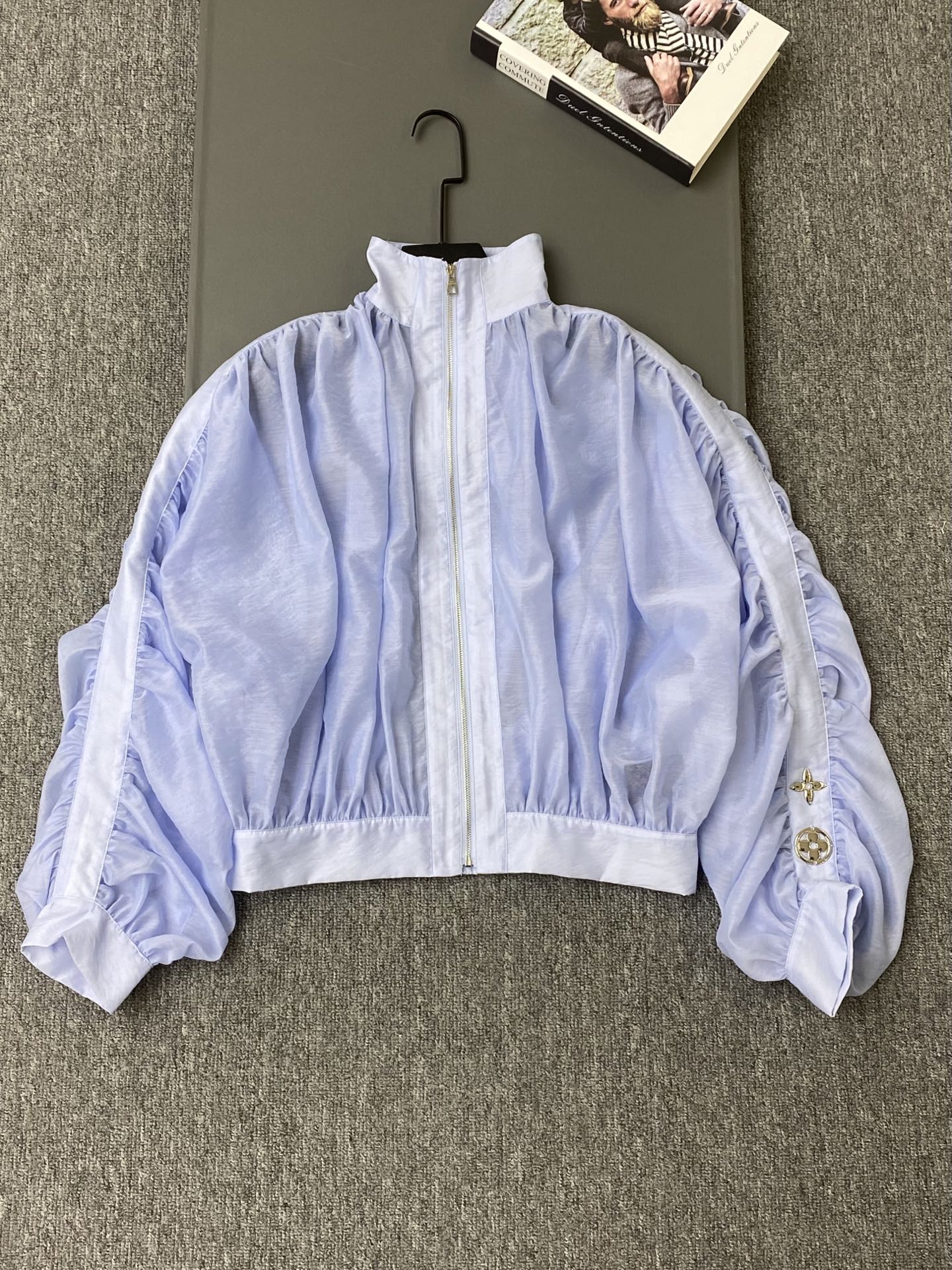 NO:943212,Exclusive first release of original quality Louis Vuit*on 26/new stand collar pleated sun protection jacket!  Stand-up collar zipper design, vertical pleats on the chest and sleeves, lantern sleeves + elastic hem closure, the overall silhouette is fluffy and light, and the sleeves are equipped with iconic metal accessories, which is super design!  SML,Louis Vuitton-clothing,louis vuitton,louis vuitton,jackets & coats,19860909独家首发原单品质 Louis Vuit*on 26/新款立领褶皱防晒外套！立领拉链设计,胸前和袖子有纵向褶皱压线,灯笼袖 + 松紧下摆收口,整体廓形蓬松轻盈,袖子带有标志性金属配件,超有设计感！SML,路易威登-服装,louis vuitton,louis vuitton,jackets & coats,,Women's clothing