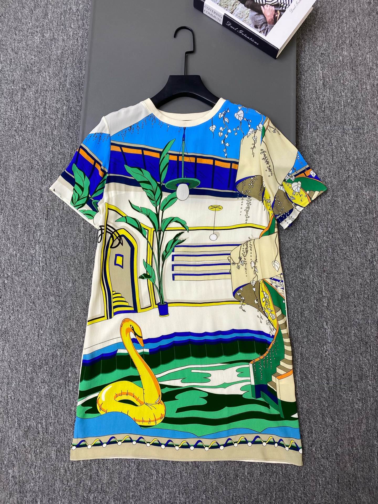NO:943228,Exclusive first release of original quality Loro Pian*26/spring and summer new pool print splicing dress!  The splash-ink swimming pool contrasting print, the contrasting blue and green colors are very vivid, and it directly brings out the holiday atmosphere!  The version is a simple round neck + short-sleeved straight H-shaped, which is not flattering to your body shape, hides fat and makes you look slimmer, and is friendly to the waist, abdomen and hip width!  SML,women's clothing,loro piana,skirts,T-shirt,19860909独家首发原单品质 Loro Pian*26/春夏新款泳池印花拼接连衣裙！泼墨泳池撞色印花,蓝绿色系撞色很鲜活,度假氛围感直接拉满！版型是简约圆领 + 短袖直筒H型,不挑身材,藏肉显瘦,对腰腹和胯宽都比较友好！SML,女装,loro piana,skirts,T-shirt,,Women's clothing