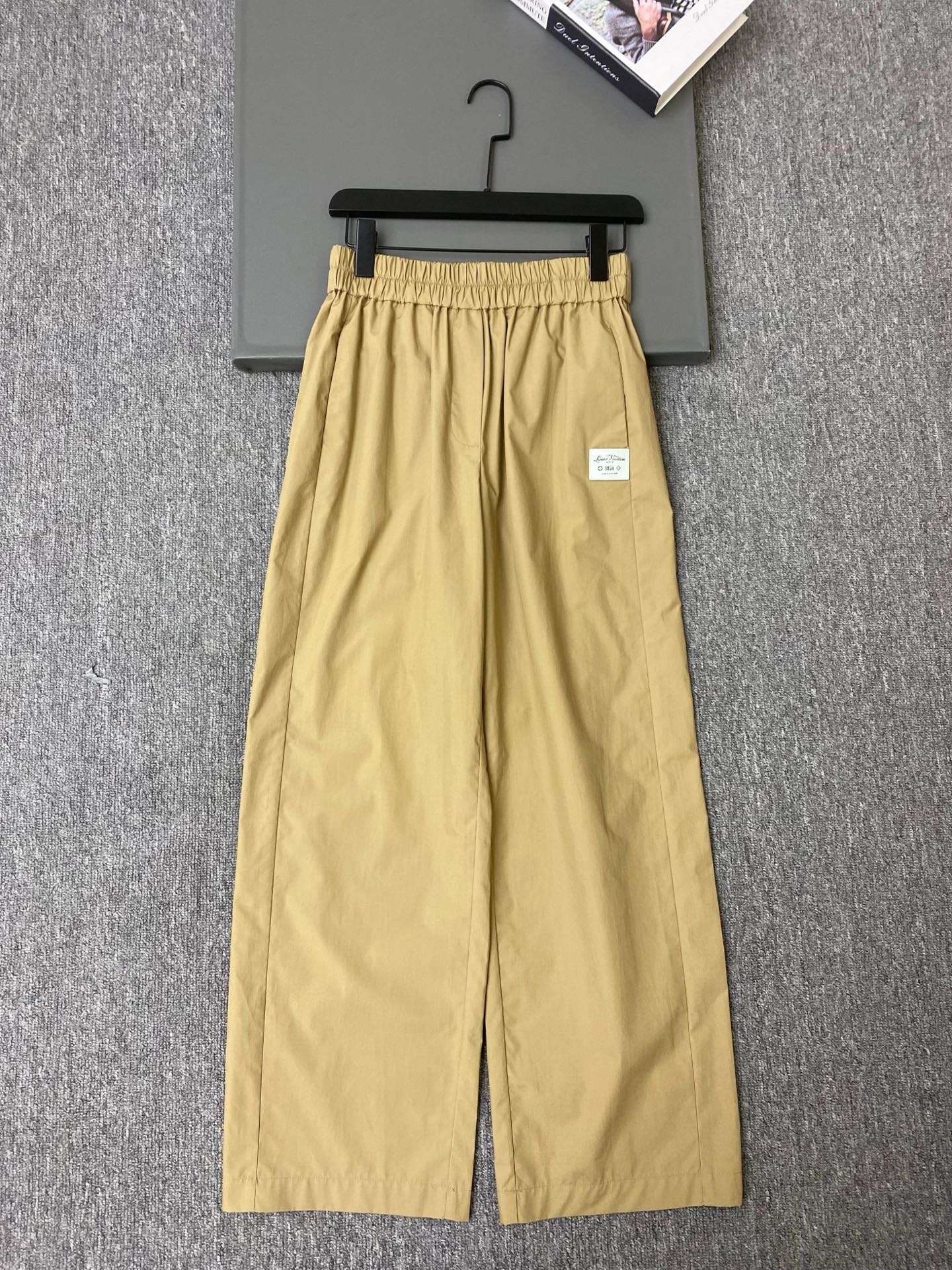 NO:943635,Exclusive first release of original quality Louis Vuit*on 26/new wide-leg cotton trousers!  高腰松紧腰设计巨显比例,裤腿宽大垂坠包容性超强,左口袋小方形 logo 皮标、品牌标志性拉满～SML,路易威登-服装,louis vuitton,louis vuitton,19860909独家首发原单品质 Louis Vuit*on 26/新款宽腿棉质长裤！ 高腰松紧腰设计巨显比例,裤腿宽大垂坠包容性超强,左口袋小方形 logo 皮标、品牌标志性拉满～SML,路易威登-服装,louis vuitton,louis vuitton,,Women's clothing