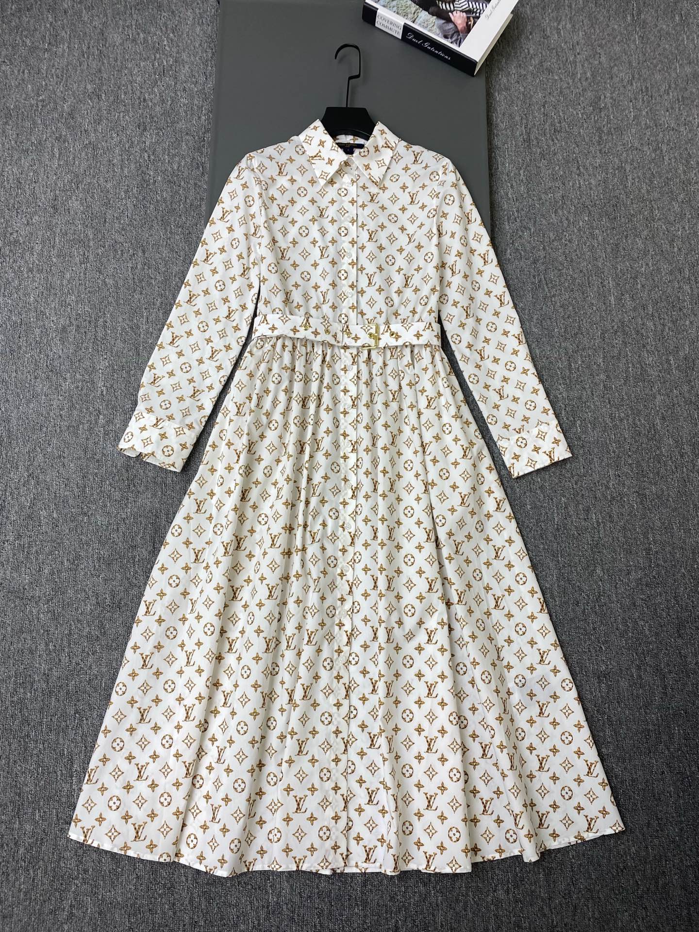 NO:943622,Exclusive first release of original quality Louis Vuit*on 26/new presbyopic logo printed long-sleeved dress!  The retro presbyopia logo is printed all over the body. The color is soft and durable with off-white background and brown flowers. The waist is pleated. It is paired with a metal gold buckle belt of the same fabric to easily outline the waistline. The A-line mid-length skirt has an elegant drape and exquisite details ~ SML, Louis Vuitton-clothing, louis vuitton, louis vuitton, skirts,19860909独家首发原单品质 Louis Vuit*on 26/新款老花logo印花长袖连衣裙！全身满印复古老花标识米白底棕花配色温柔耐看、腰部抽褶设计 搭配同面料金属金扣腰带、轻松勾勒腰线,A字大摆中长裙摆垂感飘逸、细节做工精致～SML,路易威登-服装,louis vuitton,louis vuitton,skirts,,Women's clothing