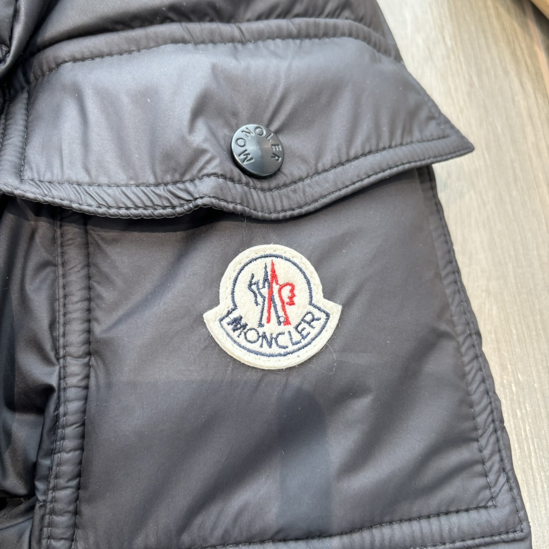 供💰560
顶级版本Moncler Hanoverian/蒙口长款情侣款羽绒服专柜同款 
①:内冲90白鸭绒850+蓬松度的鸭绒运用直充技术的完美填充! 
②:做工精致，轻盈保暖御寒能力提升到了最大限度，蓬松质感达到坠手的感觉! 
③:袖臂配有经典logo标毛毡工艺徽章装饰(并且支拆卸式风兜帽设计造型，帽子闭合状态立体感十足，三标齐全

尺码   胸围    衣长    袖长   肩宽

1码    110     106    62     45

2码    114     108    63     46

3码    118     110    64     47

4码    122     112    65     48

5码    126     114    66     49