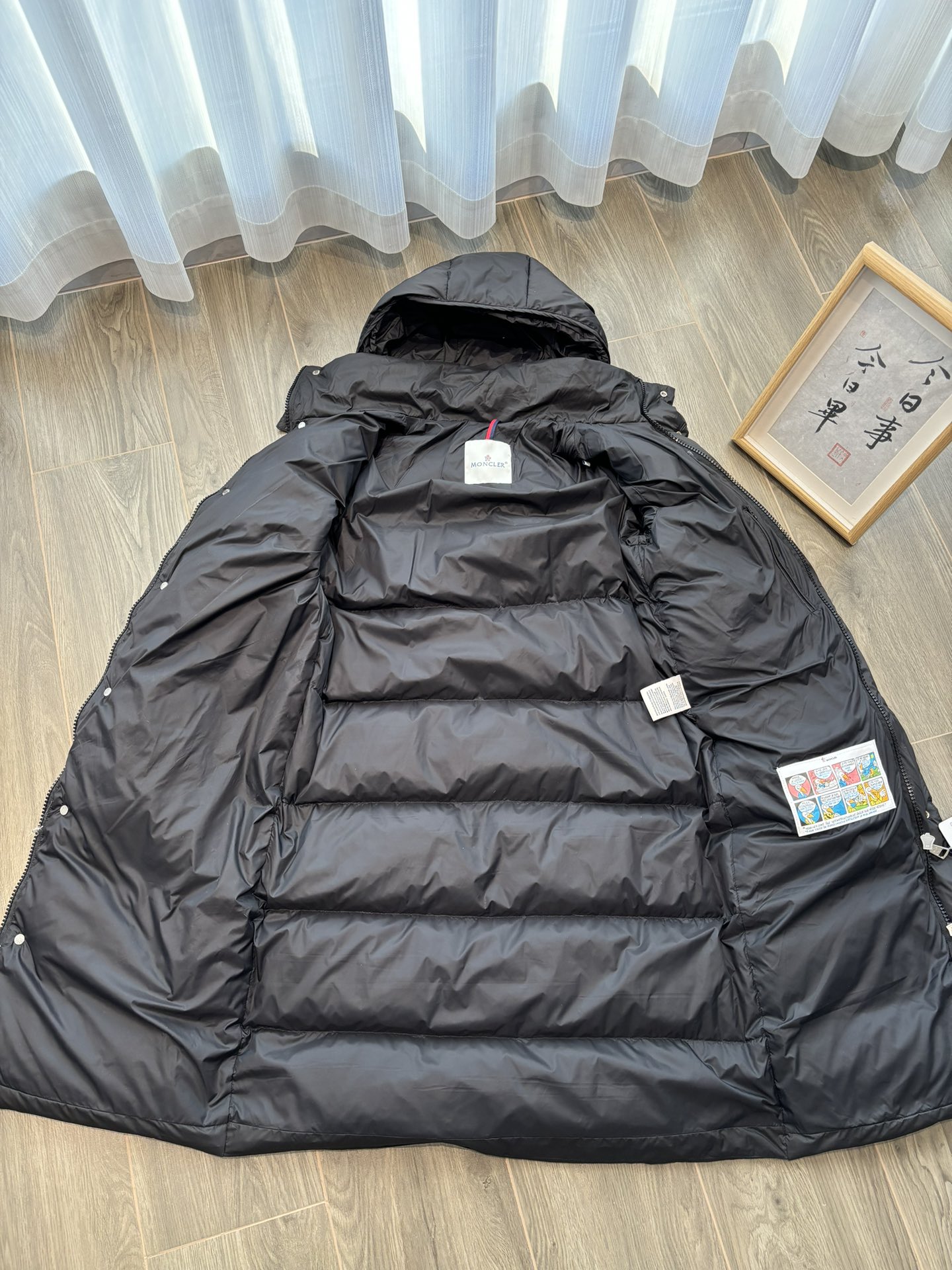 供💰560
顶级版本Moncler Hanoverian/蒙口长款情侣款羽绒服专柜同款 
①:内冲90白鸭绒850+蓬松度的鸭绒运用直充技术的完美填充! 
②:做工精致，轻盈保暖御寒能力提升到了最大限度，蓬松质感达到坠手的感觉! 
③:袖臂配有经典logo标毛毡工艺徽章装饰(并且支拆卸式风兜帽设计造型，帽子闭合状态立体感十足，三标齐全

尺码   胸围    衣长    袖长   肩宽

1码    110     106    62     45

2码    114     108    63     46

3码    118     110    64     47

4码    122     112    65     48

5码    126     114    66     49