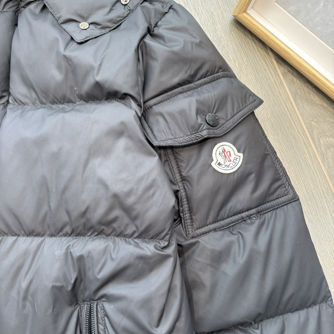 供💰560
顶级版本Moncler Hanoverian/蒙口长款情侣款羽绒服专柜同款 
①:内冲90白鸭绒850+蓬松度的鸭绒运用直充技术的完美填充! 
②:做工精致，轻盈保暖御寒能力提升到了最大限度，蓬松质感达到坠手的感觉! 
③:袖臂配有经典logo标毛毡工艺徽章装饰(并且支拆卸式风兜帽设计造型，帽子闭合状态立体感十足，三标齐全

尺码   胸围    衣长    袖长   肩宽

1码    110     106    62     45

2码    114     108    63     46

3码    118     110    64     47

4码    122     112    65     48

5码    126     114    66     49