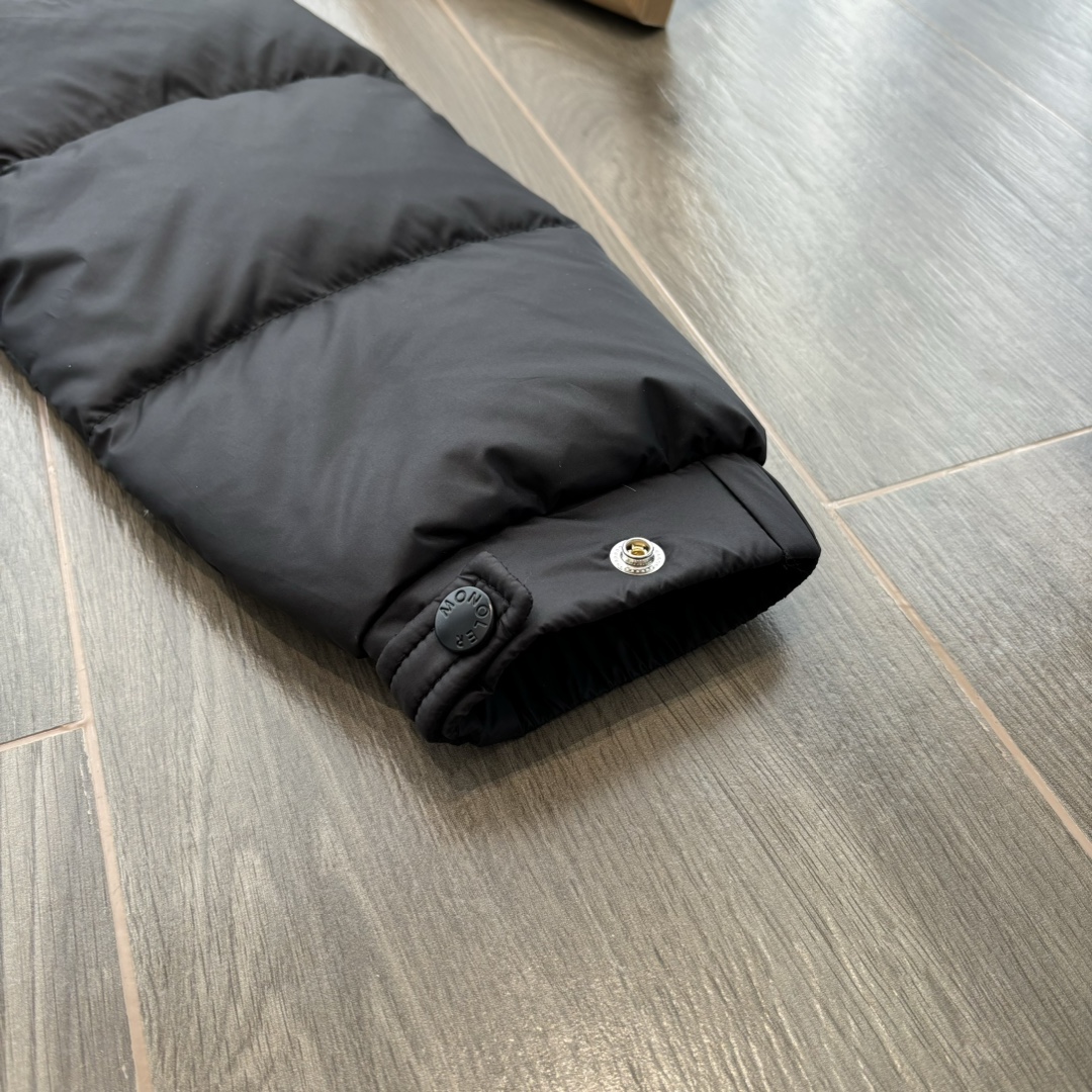 供💰560
顶级版本Moncler Hanoverian/蒙口长款情侣款羽绒服专柜同款 
①:内冲90白鸭绒850+蓬松度的鸭绒运用直充技术的完美填充! 
②:做工精致，轻盈保暖御寒能力提升到了最大限度，蓬松质感达到坠手的感觉! 
③:袖臂配有经典logo标毛毡工艺徽章装饰(并且支拆卸式风兜帽设计造型，帽子闭合状态立体感十足，三标齐全

尺码   胸围    衣长    袖长   肩宽

1码    110     106    62     45

2码    114     108    63     46

3码    118     110    64     47

4码    122     112    65     48

5码    126     114    66     49