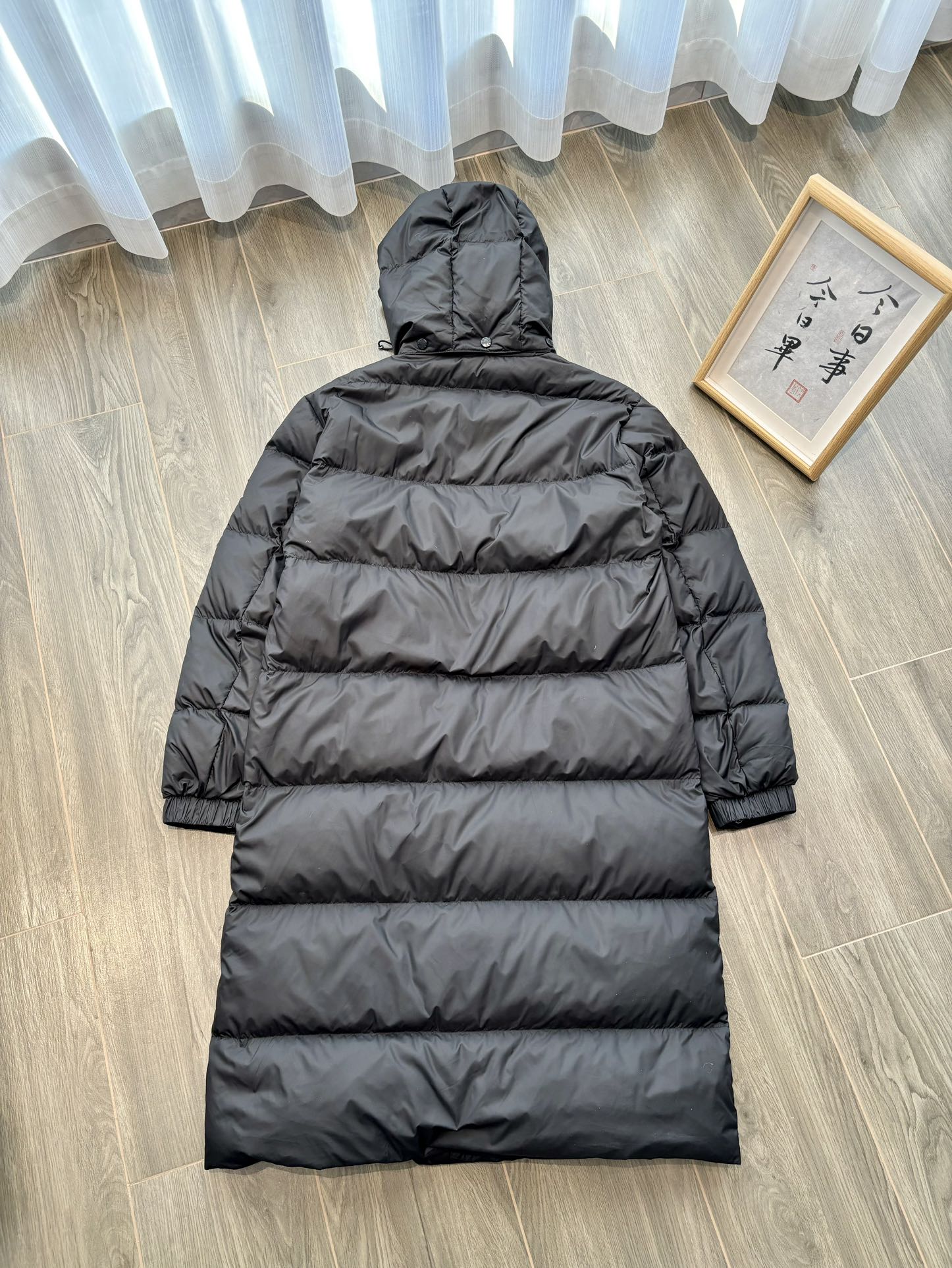 供💰560
顶级版本Moncler Hanoverian/蒙口长款情侣款羽绒服专柜同款 
①:内冲90白鸭绒850+蓬松度的鸭绒运用直充技术的完美填充! 
②:做工精致，轻盈保暖御寒能力提升到了最大限度，蓬松质感达到坠手的感觉! 
③:袖臂配有经典logo标毛毡工艺徽章装饰(并且支拆卸式风兜帽设计造型，帽子闭合状态立体感十足，三标齐全

尺码   胸围    衣长    袖长   肩宽

1码    110     106    62     45

2码    114     108    63     46

3码    118     110    64     47

4码    122     112    65     48

5码    126     114    66     49