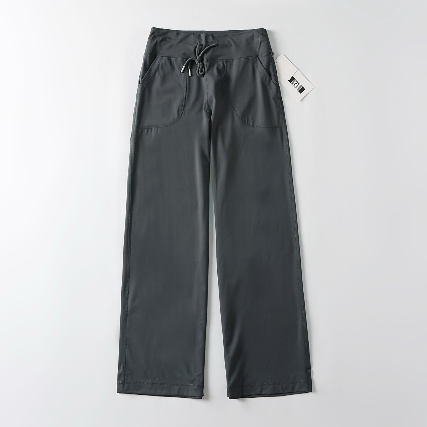 💰140
国际版lululemon Throwback Still运动长裤阔腿裤高腰休闲瑜伽裤女
官网旗舰同步在售980
logo是3m反光质地，高级感！
面料是采用原厂Luon面料~软柔排汗，四面高弹力，紧实感弹力，收住松垮肉肉，巨显瘦！添加了Lycra氨纶，舒伸适展，不易变形，特殊的功能性面料在运动时可将大量液汗排出体外，不会有湿潮感！
微磨毛工艺，这是LULU家的最大特点，区别于其他瑜伽裤的滑感，LULU是一种高级的哑光感！更显瘦！舒适软柔细腻！
高腰阔腿设计，紧致的弹力收紧腹部多余肉肉，紧致显瘦！运动无动拘束，全身四针六线无缝缝纫！叠加缝纫，防止爆口！
颜色：黑色  灰色  咖啡  米白
尺码：2.4.6.8(M～XXL）具体见最后一张