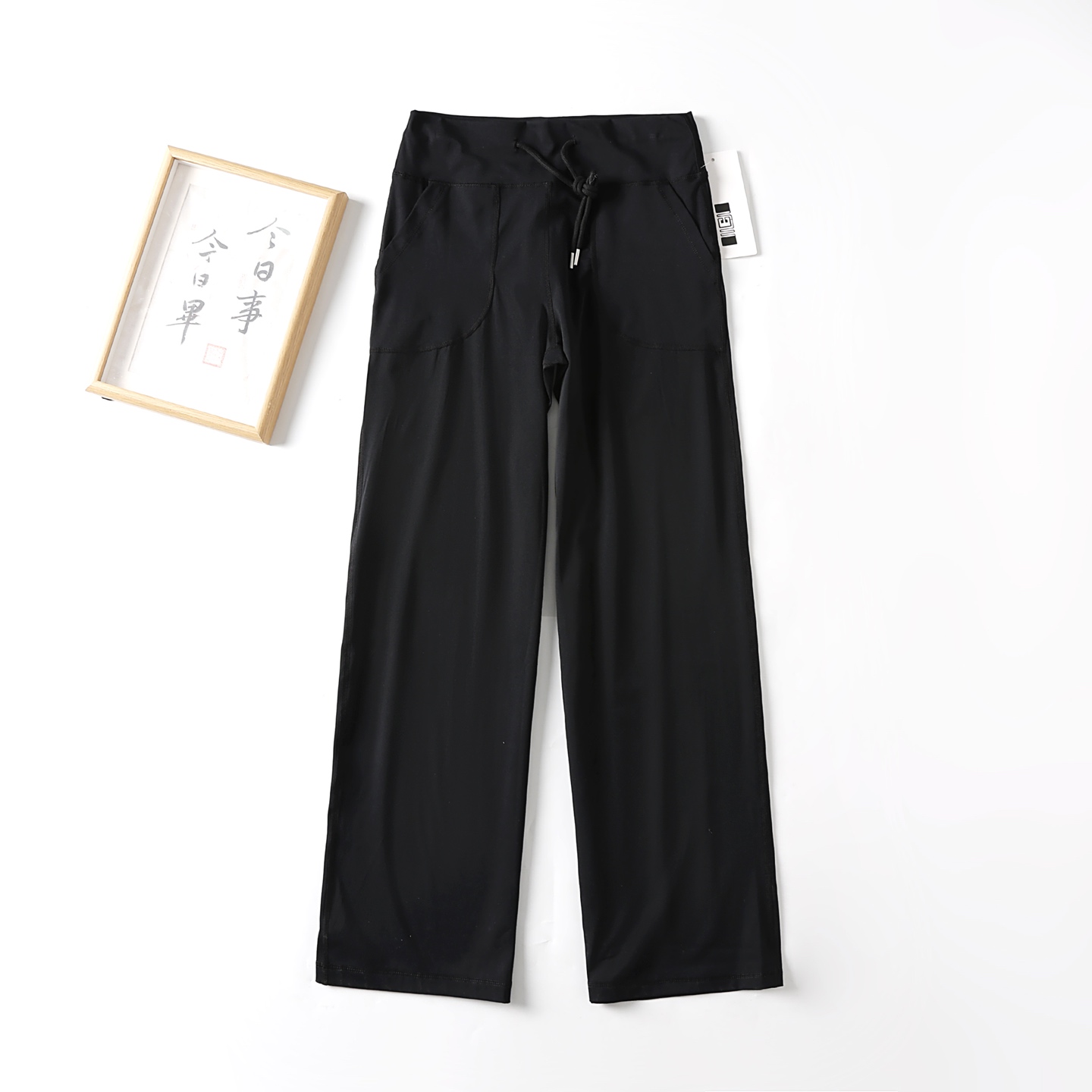 💰140
国际版lululemon Throwback Still运动长裤阔腿裤高腰休闲瑜伽裤女
官网旗舰同步在售980
logo是3m反光质地，高级感！
面料是采用原厂Luon面料~软柔排汗，四面高弹力，紧实感弹力，收住松垮肉肉，巨显瘦！添加了Lycra氨纶，舒伸适展，不易变形，特殊的功能性面料在运动时可将大量液汗排出体外，不会有湿潮感！
微磨毛工艺，这是LULU家的最大特点，区别于其他瑜伽裤的滑感，LULU是一种高级的哑光感！更显瘦！舒适软柔细腻！
高腰阔腿设计，紧致的弹力收紧腹部多余肉肉，紧致显瘦！运动无动拘束，全身四针六线无缝缝纫！叠加缝纫，防止爆口！
颜色：黑色  灰色  咖啡  米白
尺码：2.4.6.8(M～XXL）具体见最后一张