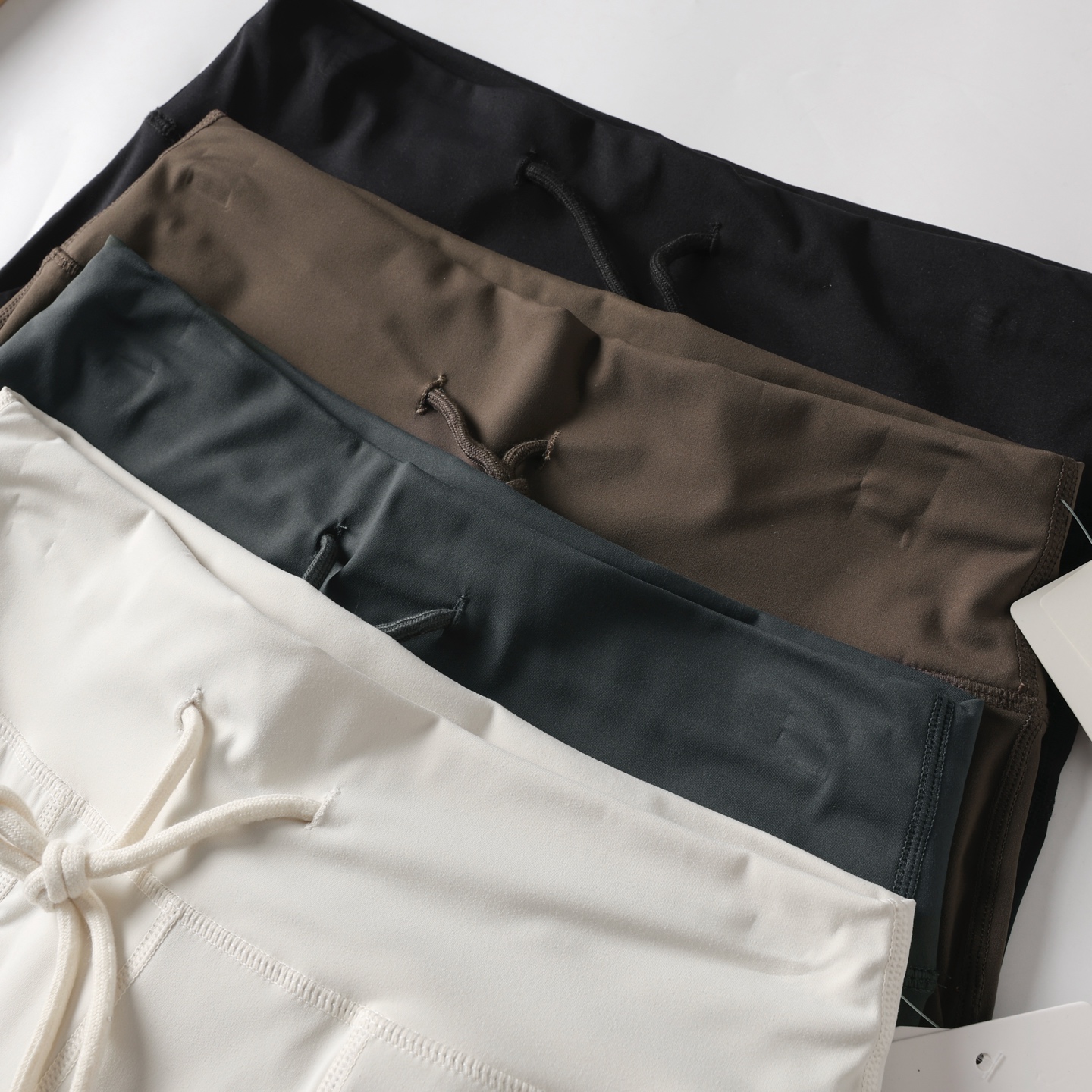 💰140
国际版lululemon Throwback Still运动长裤阔腿裤高腰休闲瑜伽裤女
官网旗舰同步在售980
logo是3m反光质地，高级感！
面料是采用原厂Luon面料~软柔排汗，四面高弹力，紧实感弹力，收住松垮肉肉，巨显瘦！添加了Lycra氨纶，舒伸适展，不易变形，特殊的功能性面料在运动时可将大量液汗排出体外，不会有湿潮感！
微磨毛工艺，这是LULU家的最大特点，区别于其他瑜伽裤的滑感，LULU是一种高级的哑光感！更显瘦！舒适软柔细腻！
高腰阔腿设计，紧致的弹力收紧腹部多余肉肉，紧致显瘦！运动无动拘束，全身四针六线无缝缝纫！叠加缝纫，防止爆口！
颜色：黑色  灰色  咖啡  米白
尺码：2.4.6.8(M～XXL）具体见最后一张