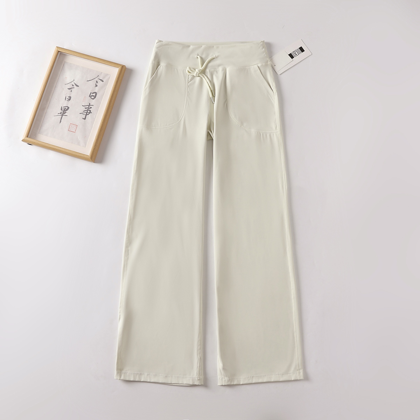 💰140
国际版lululemon Throwback Still运动长裤阔腿裤高腰休闲瑜伽裤女
官网旗舰同步在售980
logo是3m反光质地，高级感！
面料是采用原厂Luon面料~软柔排汗，四面高弹力，紧实感弹力，收住松垮肉肉，巨显瘦！添加了Lycra氨纶，舒伸适展，不易变形，特殊的功能性面料在运动时可将大量液汗排出体外，不会有湿潮感！
微磨毛工艺，这是LULU家的最大特点，区别于其他瑜伽裤的滑感，LULU是一种高级的哑光感！更显瘦！舒适软柔细腻！
高腰阔腿设计，紧致的弹力收紧腹部多余肉肉，紧致显瘦！运动无动拘束，全身四针六线无缝缝纫！叠加缝纫，防止爆口！
颜色：黑色  灰色  咖啡  米白
尺码：2.4.6.8(M～XXL）具体见最后一张