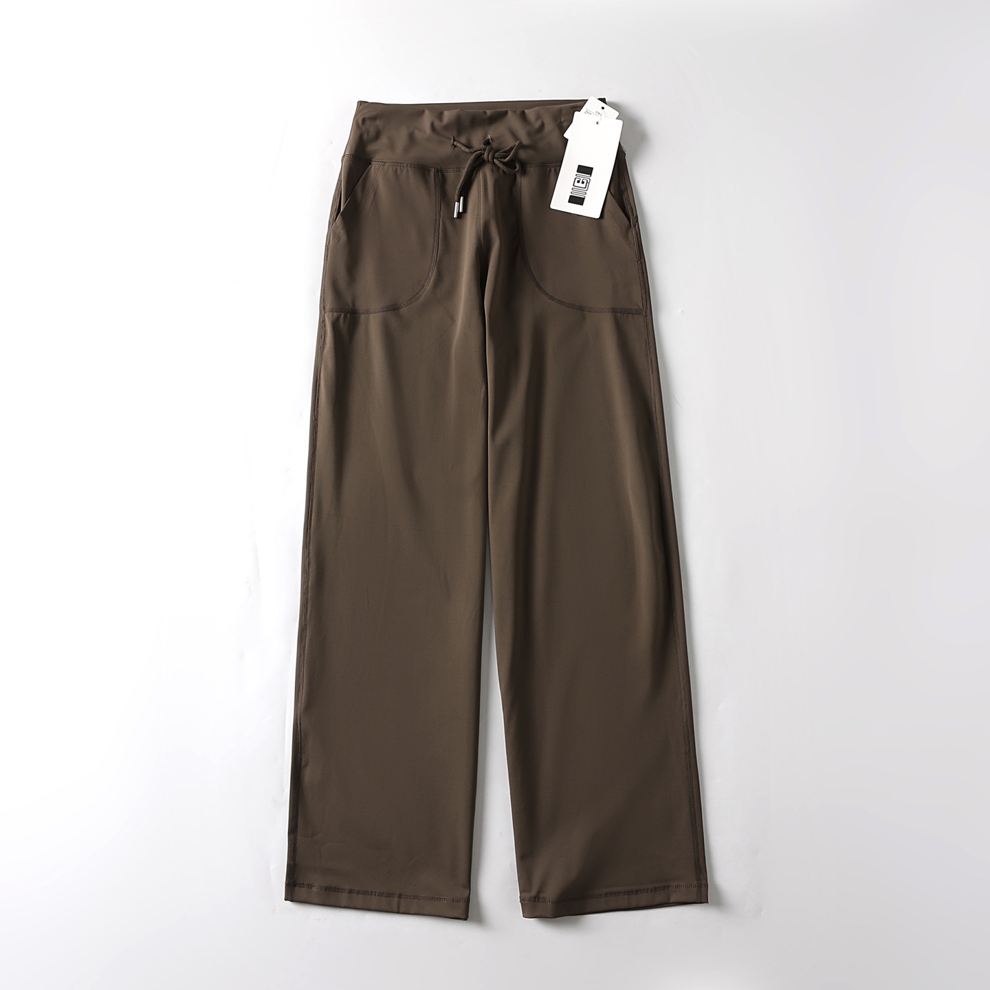 💰140
国际版lululemon Throwback Still运动长裤阔腿裤高腰休闲瑜伽裤女
官网旗舰同步在售980
logo是3m反光质地，高级感！
面料是采用原厂Luon面料~软柔排汗，四面高弹力，紧实感弹力，收住松垮肉肉，巨显瘦！添加了Lycra氨纶，舒伸适展，不易变形，特殊的功能性面料在运动时可将大量液汗排出体外，不会有湿潮感！
微磨毛工艺，这是LULU家的最大特点，区别于其他瑜伽裤的滑感，LULU是一种高级的哑光感！更显瘦！舒适软柔细腻！
高腰阔腿设计，紧致的弹力收紧腹部多余肉肉，紧致显瘦！运动无动拘束，全身四针六线无缝缝纫！叠加缝纫，防止爆口！
颜色：黑色  灰色  咖啡  米白
尺码：2.4.6.8(M～XXL）具体见最后一张