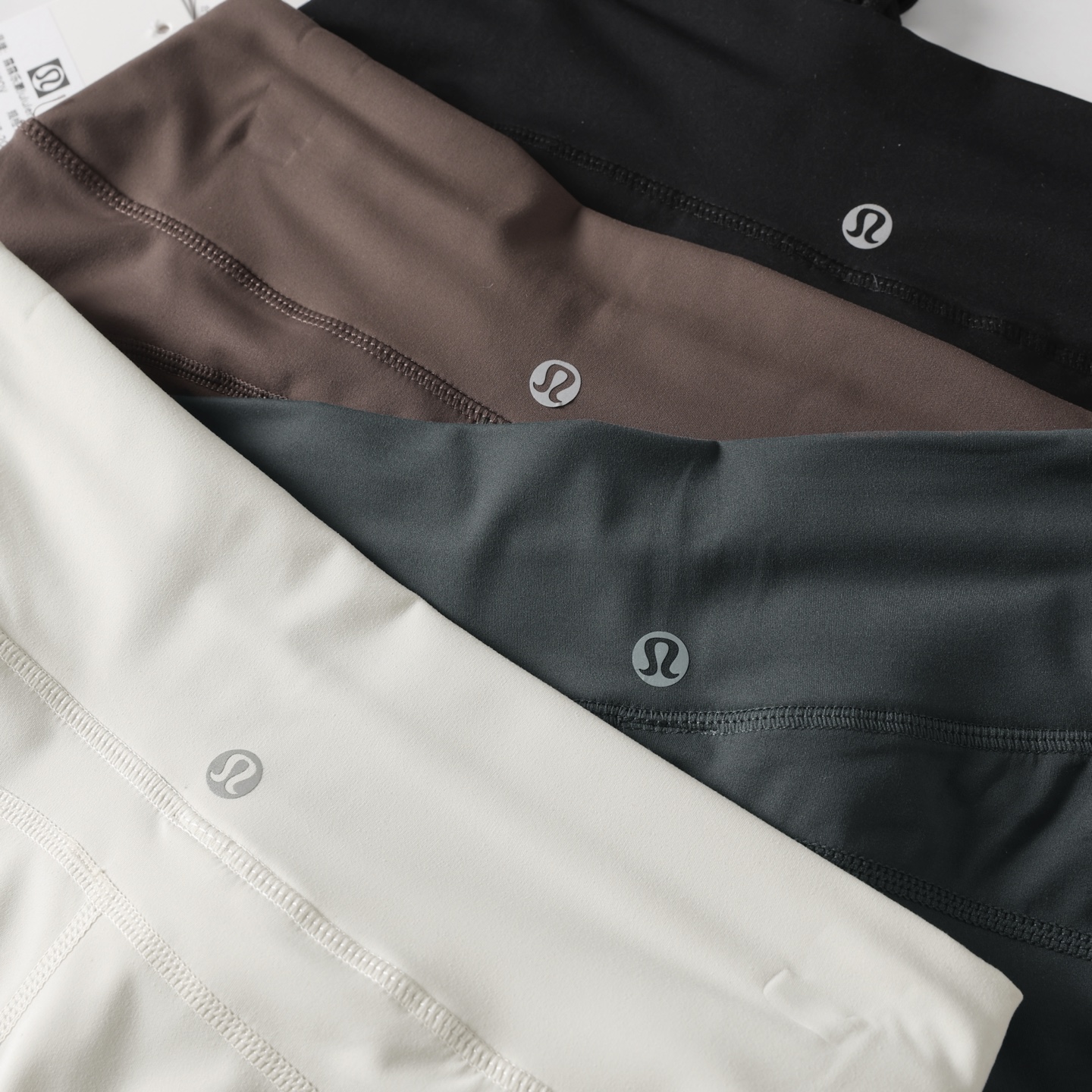 💰140
国际版lululemon Throwback Still运动长裤阔腿裤高腰休闲瑜伽裤女
官网旗舰同步在售980
logo是3m反光质地，高级感！
面料是采用原厂Luon面料~软柔排汗，四面高弹力，紧实感弹力，收住松垮肉肉，巨显瘦！添加了Lycra氨纶，舒伸适展，不易变形，特殊的功能性面料在运动时可将大量液汗排出体外，不会有湿潮感！
微磨毛工艺，这是LULU家的最大特点，区别于其他瑜伽裤的滑感，LULU是一种高级的哑光感！更显瘦！舒适软柔细腻！
高腰阔腿设计，紧致的弹力收紧腹部多余肉肉，紧致显瘦！运动无动拘束，全身四针六线无缝缝纫！叠加缝纫，防止爆口！
颜色：黑色  灰色  咖啡  米白
尺码：2.4.6.8(M～XXL）具体见最后一张