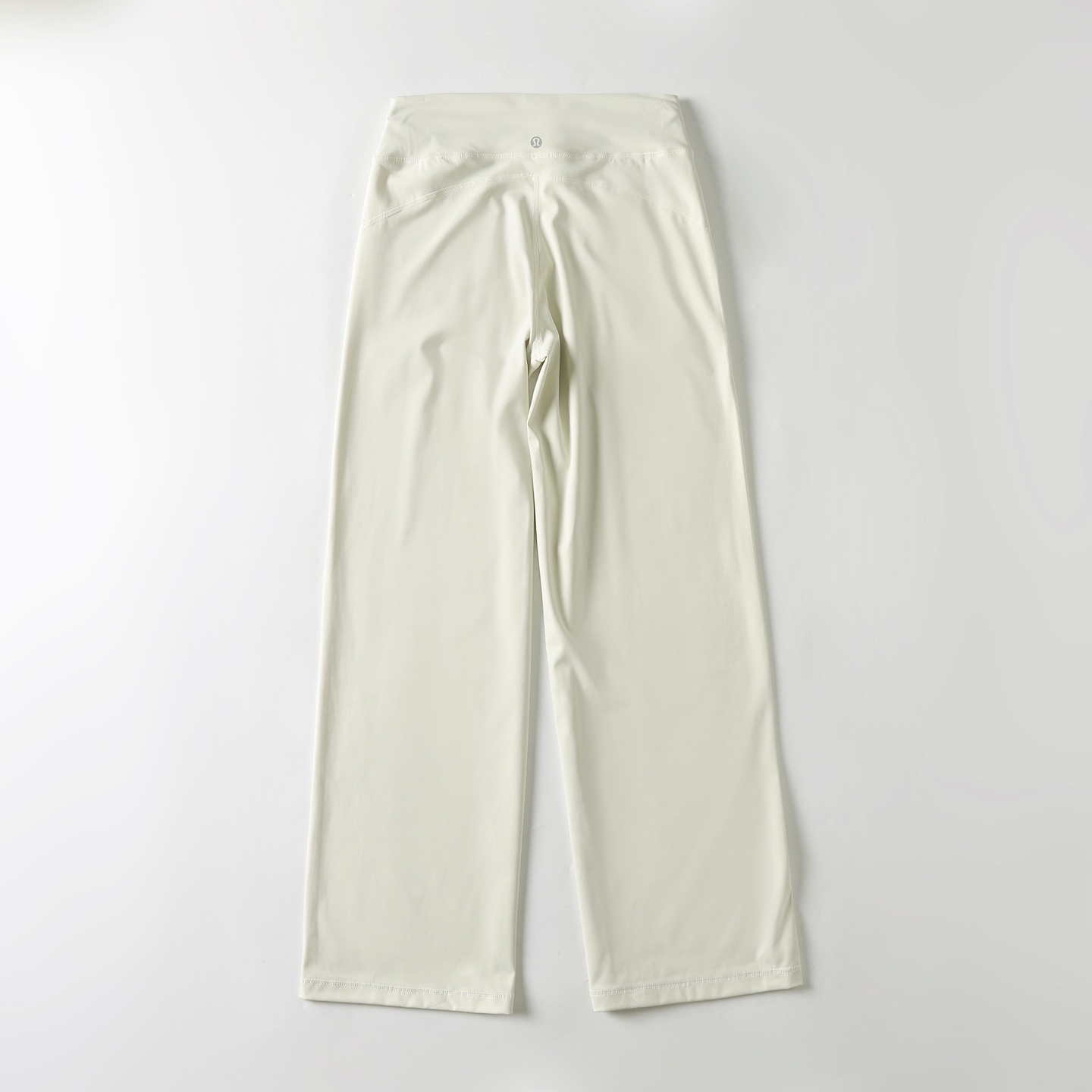 💰140
国际版lululemon Throwback Still运动长裤阔腿裤高腰休闲瑜伽裤女
官网旗舰同步在售980
logo是3m反光质地，高级感！
面料是采用原厂Luon面料~软柔排汗，四面高弹力，紧实感弹力，收住松垮肉肉，巨显瘦！添加了Lycra氨纶，舒伸适展，不易变形，特殊的功能性面料在运动时可将大量液汗排出体外，不会有湿潮感！
微磨毛工艺，这是LULU家的最大特点，区别于其他瑜伽裤的滑感，LULU是一种高级的哑光感！更显瘦！舒适软柔细腻！
高腰阔腿设计，紧致的弹力收紧腹部多余肉肉，紧致显瘦！运动无动拘束，全身四针六线无缝缝纫！叠加缝纫，防止爆口！
颜色：黑色  灰色  咖啡  米白
尺码：2.4.6.8(M～XXL）具体见最后一张