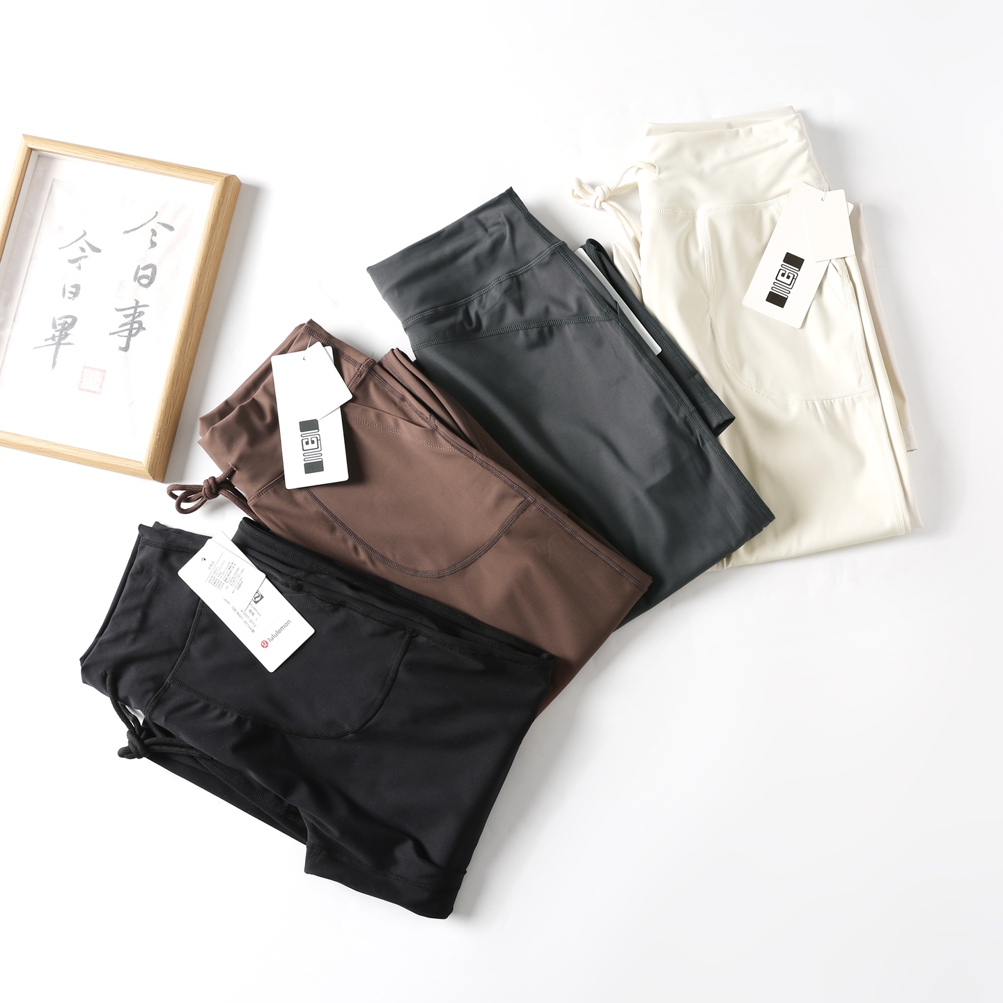 💰140
国际版lululemon Throwback Still运动长裤阔腿裤高腰休闲瑜伽裤女
官网旗舰同步在售980
logo是3m反光质地，高级感！
面料是采用原厂Luon面料~软柔排汗，四面高弹力，紧实感弹力，收住松垮肉肉，巨显瘦！添加了Lycra氨纶，舒伸适展，不易变形，特殊的功能性面料在运动时可将大量液汗排出体外，不会有湿潮感！
微磨毛工艺，这是LULU家的最大特点，区别于其他瑜伽裤的滑感，LULU是一种高级的哑光感！更显瘦！舒适软柔细腻！
高腰阔腿设计，紧致的弹力收紧腹部多余肉肉，紧致显瘦！运动无动拘束，全身四针六线无缝缝纫！叠加缝纫，防止爆口！
颜色：黑色  灰色  咖啡  米白
尺码：2.4.6.8(M～XXL）具体见最后一张