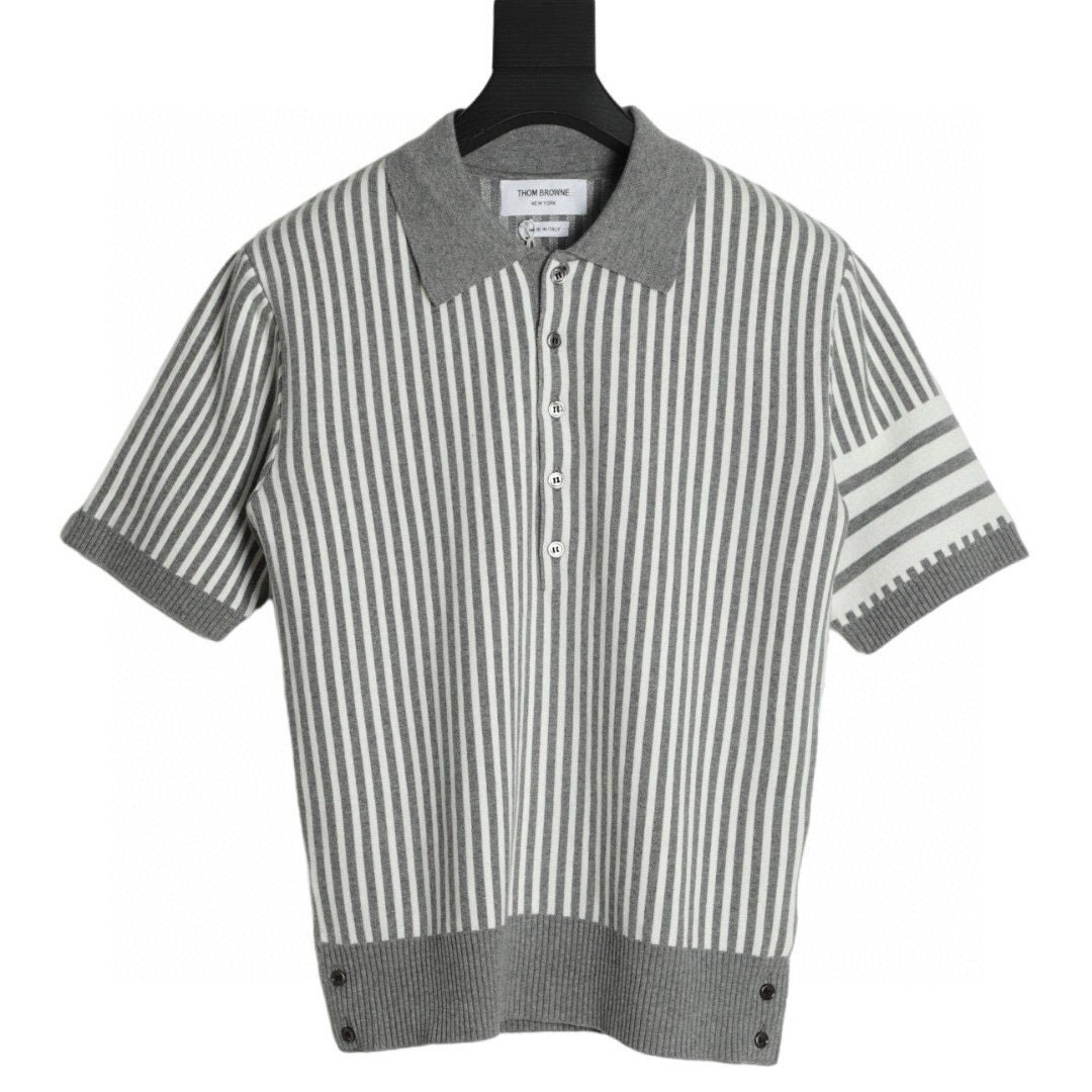 NO:136603,Number of codes 1-2-3-4 On the day of delivery of warehouses in other provinces [self-pick up two days] TB striped short-sleeved polo shirt Full code is in stock. Same style for men and women, on sale in stock STOLL imported woven high-quality color spinning super fine number yarn Craft hanging and sesame dots This product uses high-quality combed cotton fabric with bright color and strong upper body feeling. This fabric is classified by a spinning machine. Clean impurities and then sorted. Generally, single yarn length is 25mm, good gloss, T-shirt, alexander wang19860909码数1-2-3-4 外省库房代发当天【自取隔两天】 TB 条纹短袖polo衫 全码入库啦. 男女同款 现货发售 STOLL进口机织 高级感色纺超细支数纱线 工艺吊目加芝麻点 本产品采用优质精梳棉面料 色泽亮丽上身感超强 此面料是经过纺纱机特定的分类 清理杂质再整理 一般单纱长度25mm 光泽感好,,T-shirt,alexander wang,Men's clothing