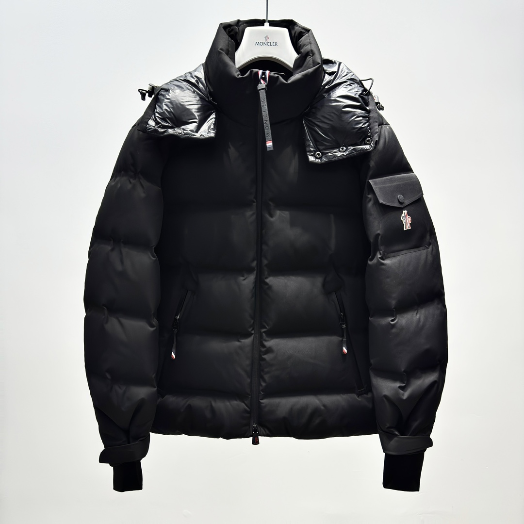 NO:572601,M0ncler FW24 Montgetech windproof, waterproof, breathable and warm hooded short ski down jacket with logo, men's black, white goose down filling, other down fillings, down content 90, down content 90, fabric nylon, polyester, moderate thickness, graphic letters, collar style, removable hood, long sleeves, regular sleeve shape, zipper fly, short length, packaging list, brand label, card, hang tag  2823256873,,down jacket,hats,alexander wang19860909M0ncler FW24 Montgetech 防风防水透气保暖连帽徽标短款滑雪羽绒服 男款 黑色 填充物白鹅绒 充绒量其他 绒子含量90 含绒量90 面料锦纶,涤纶 厚度适中 图案字母 领型可脱卸帽 袖长长袖 袖型常规 衣门襟拉链 衣长短款 包装清单品牌标签卡吊牌 2823256873,,down jacket,hats,alexander wang,Men's clothing