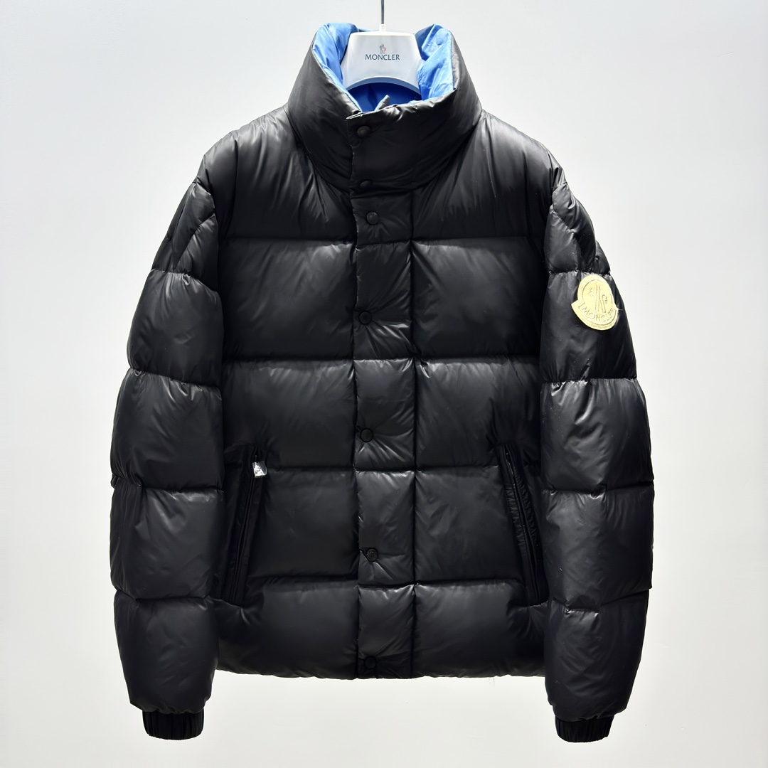 NO:572605,M0ncler Dervox Series Short stand-up collar solid color long-sleeved down jacket Men's Filling white duck down Filling amount other Down content other Down content other Fabric nylon Pattern solid color Functional warmth Collar type stand-up collar Long sleeves Sleeve type Regular zipper placket Short length Loose version Moderate thickness 2840255286,,down jacket,alexander wang19860909M0ncler Dervox系列 短款立领纯色长袖羽绒服 男款 填充物白鸭绒 充绒量其他 绒子含量其他 含绒量其他 面料锦纶 图案纯色 功能保暖 领型立领 袖长长袖 袖型常规 衣门襟拉链 衣长短款 版型宽松 厚度适中 2840255286,,down jacket,alexander wang,Men's clothing