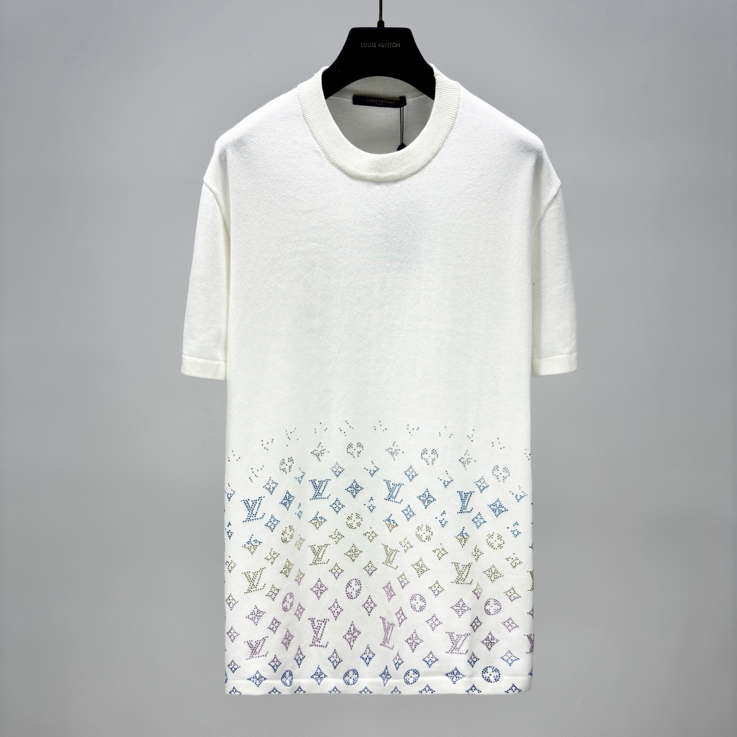 P165 Camiseta de algodón con degradado y pedrería 1v Esta camiseta presenta un patrón Monogram degradado en todo el tej…