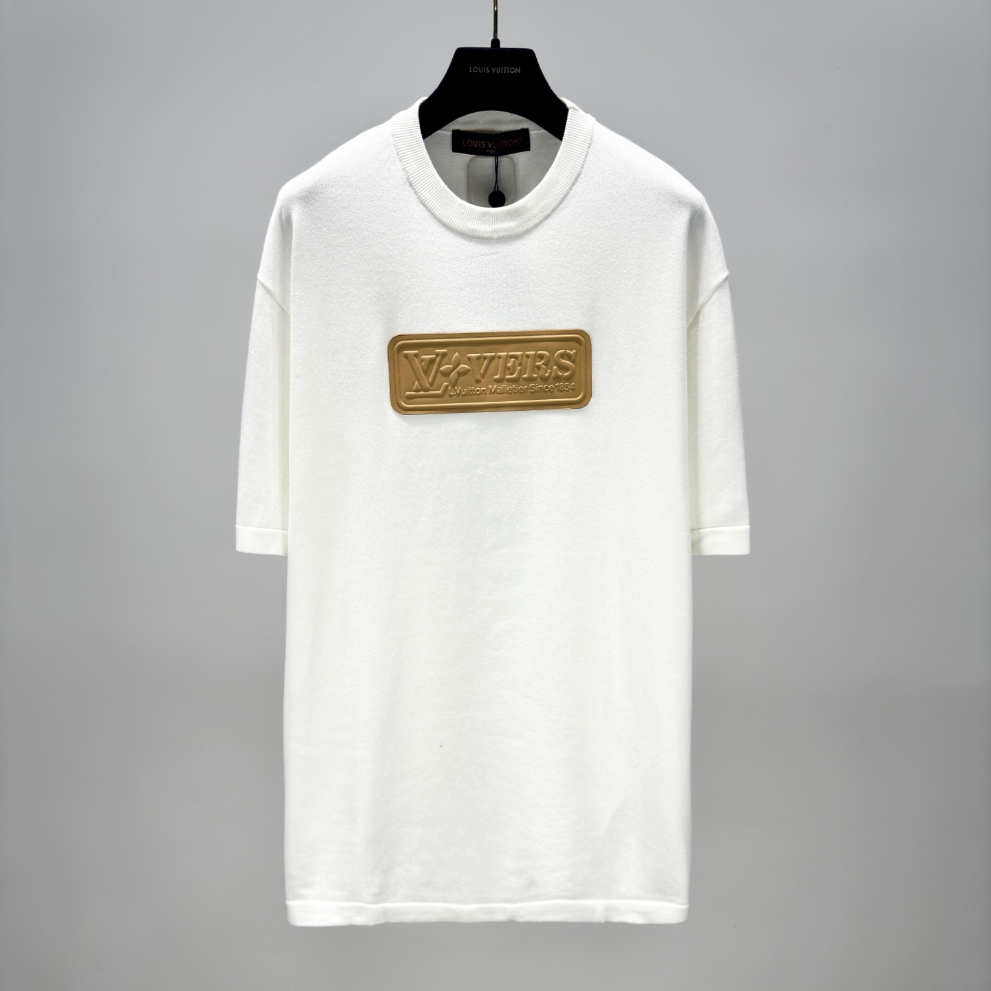 P115 1V Camiseta de algodón de manga corta con parche. Esta camiseta de manga corta está hecha de punto de algodón suav…