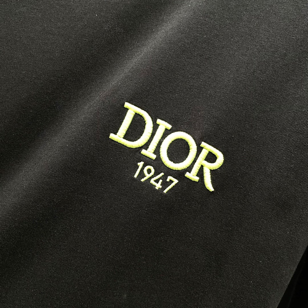 P 
95💰DIOR 迪奥 260克圆领短袖T恤
经典荧光绿刺绣字母1947小标LOGO
官方同步  高版本 高品质
时尚个性  百搭潮流
纯原品质  原版面料
吊牌 领标 水洗麦 三标齐全
颜色: 黑色.白色.
尺码：XS-L