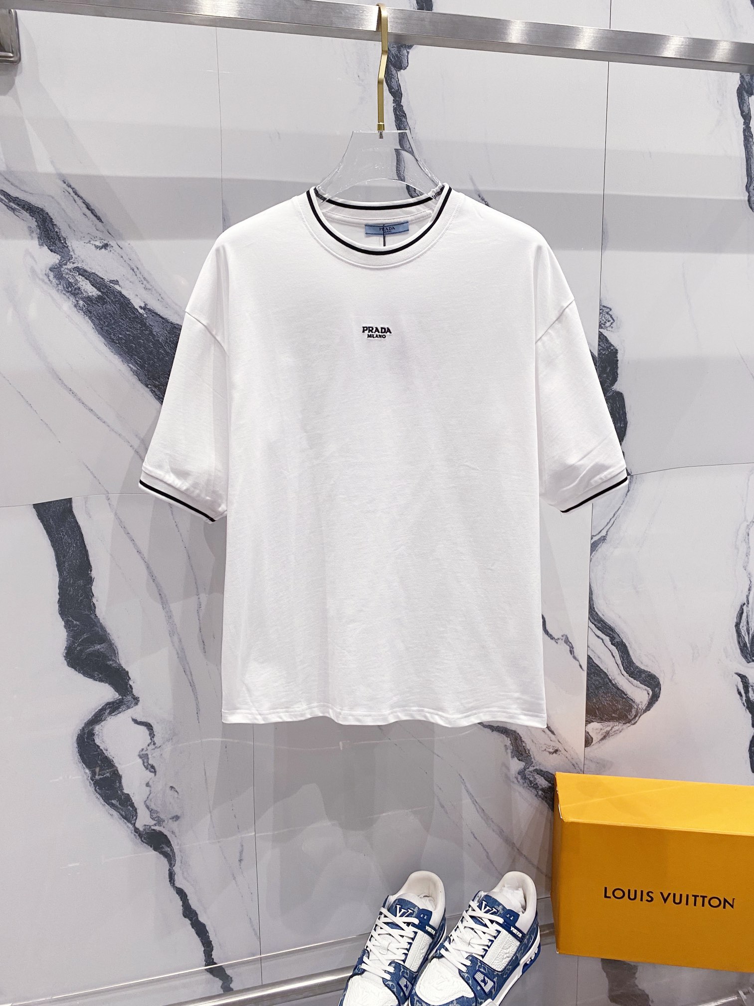 PRADA Camiseta de manga corta con cuello redondo de 260 g, bordado de cuello con bloques de color🪡 LOGO con etiqueta p…