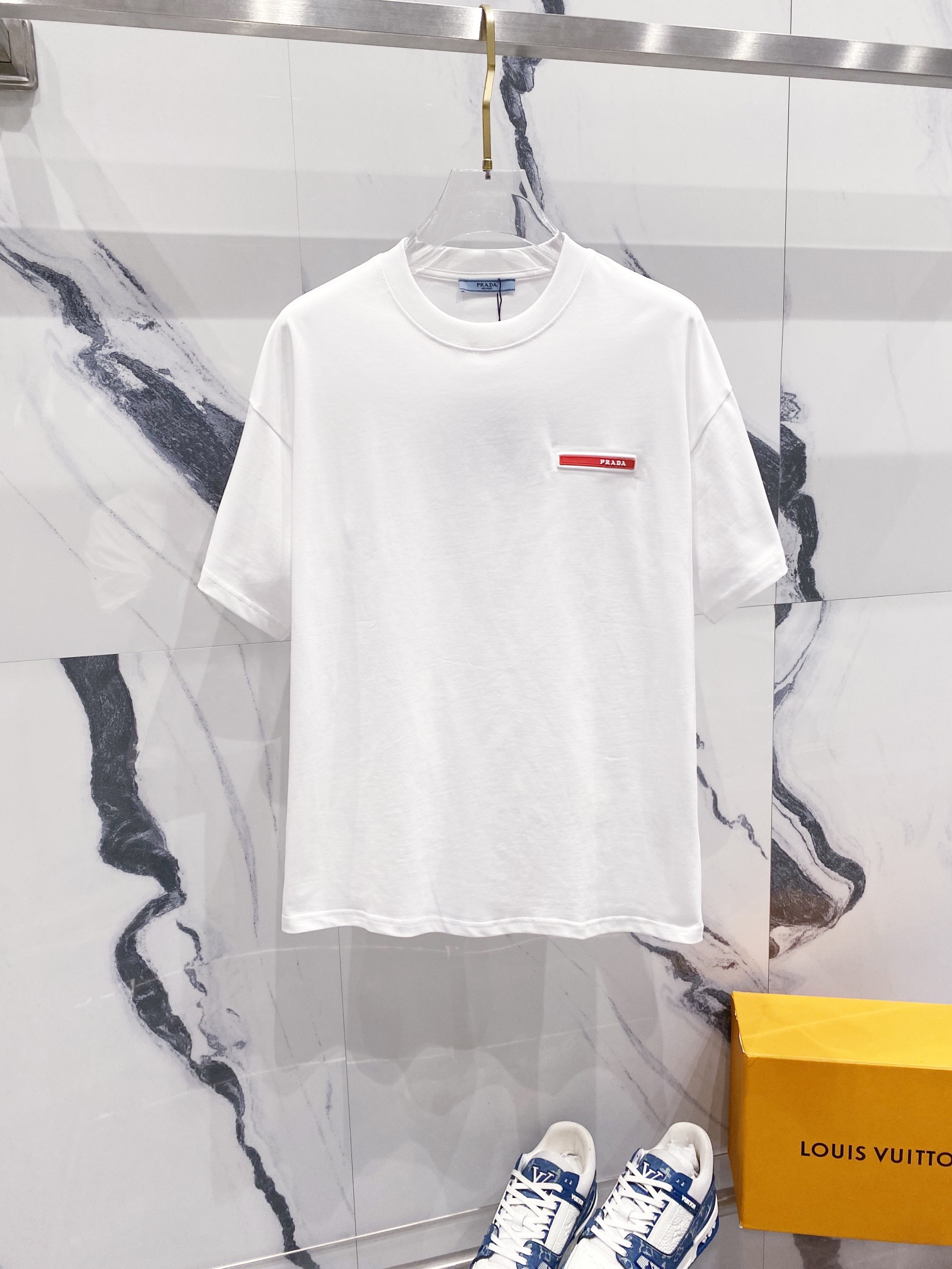 PRADA Camiseta de manga corta con cuello redondo de 260 g, letra clásica de silicona, tira de etiqueta roja pequeña, LO…