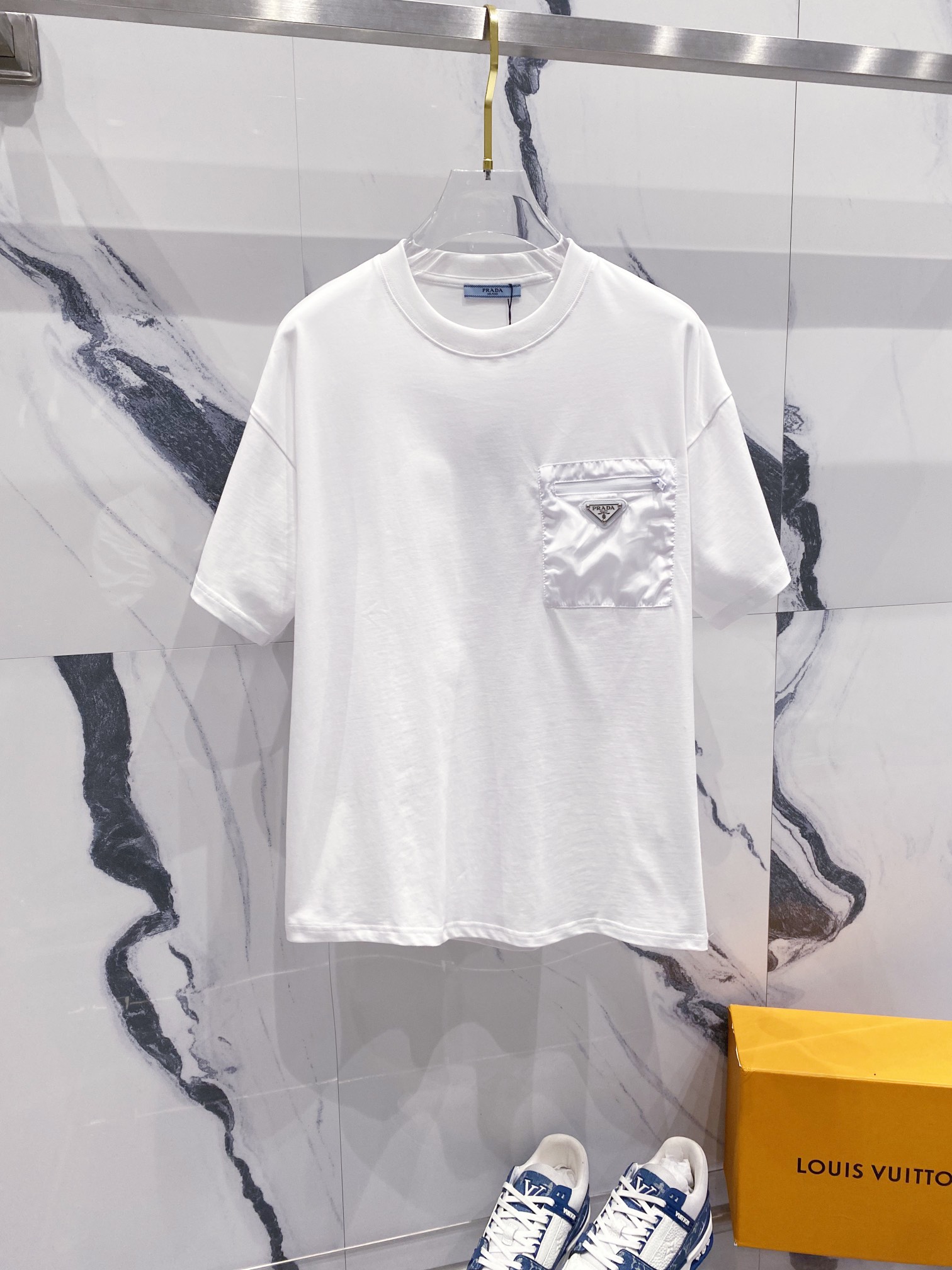 Camiseta PRADA de manga corta con cuello redondo de 260 g, cremallera clásica de bolsillo de nailon, insignia con logo …