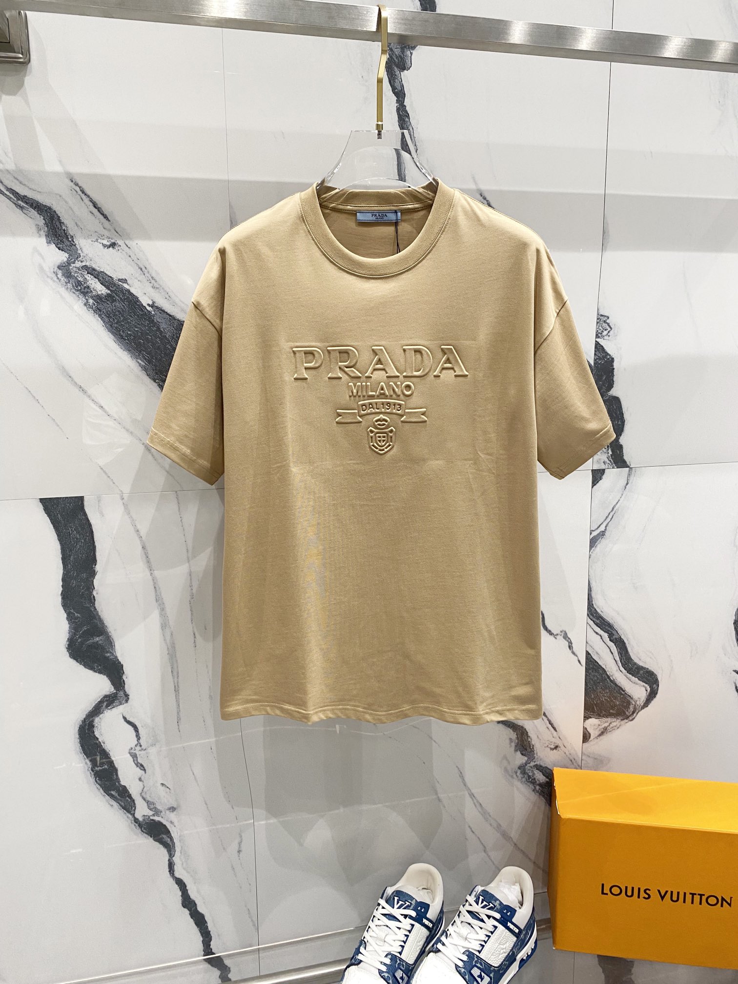 Camiseta PRADA de manga corta y cuello redondo de 260g con letras tridimensionales en relieve y logo LOGO en color liso…