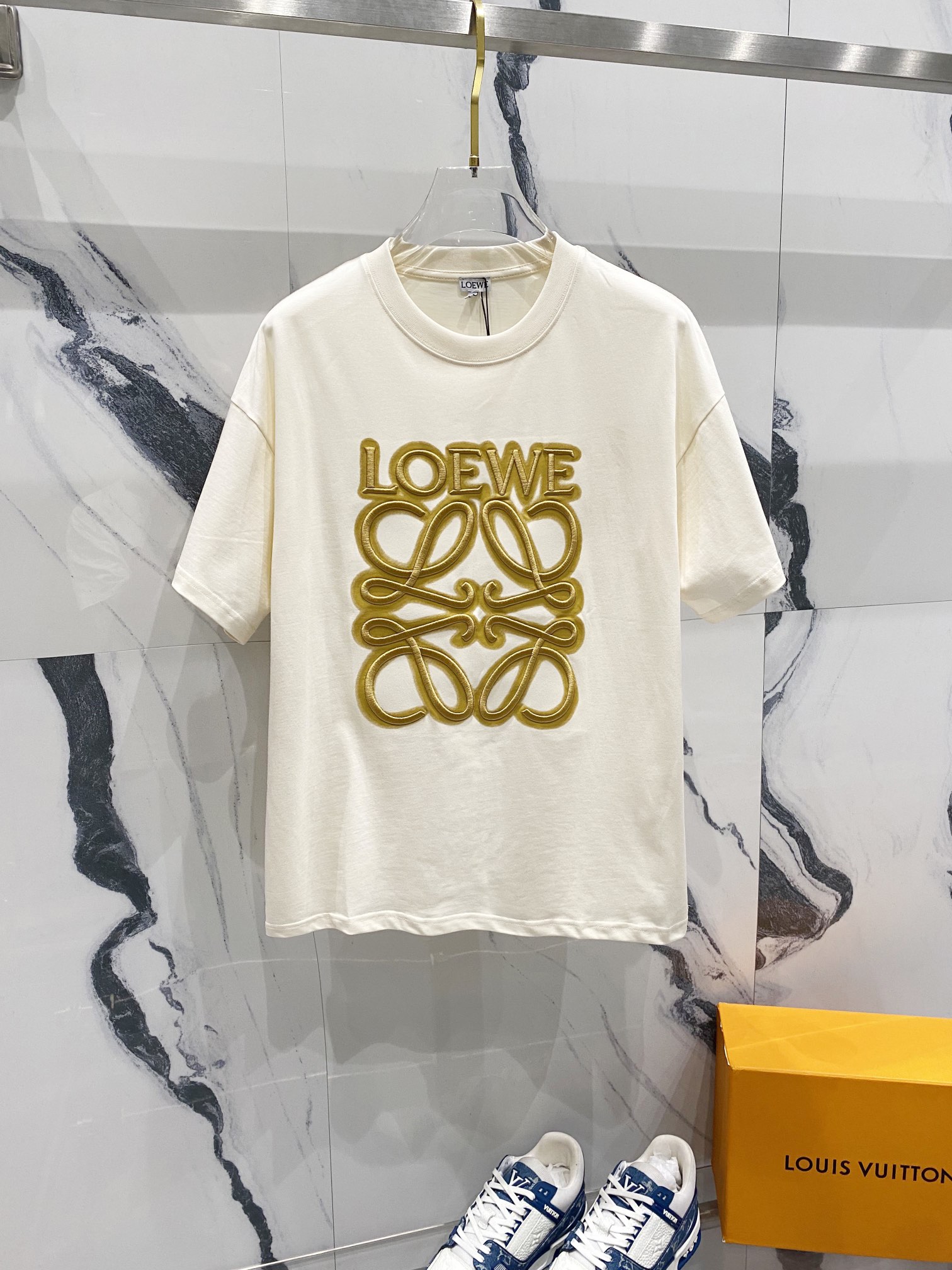 🅿️90 LOEWE 罗意威 260克圆领短袖T恤 喷墨刺绣图腾字母LOGO标识 官方同步 高版本 高品质 时尚个性 百搭潮流 纯原品质 原版面料 吊牌 领标 水洗麦 三标齐全 颜色: 黑色.杏色. 尺码：XS-L