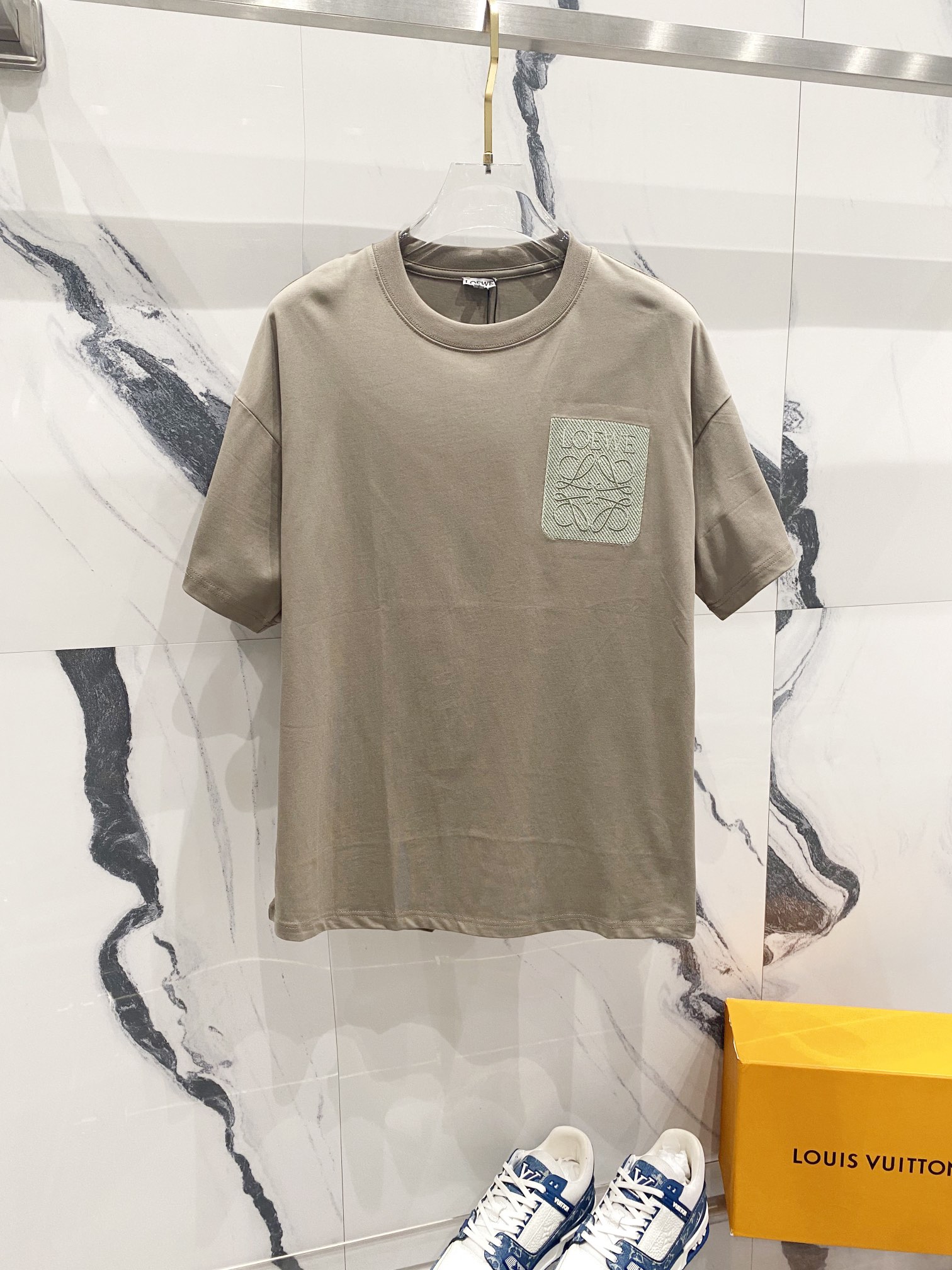 🅿️90 LOEWE 罗意威 260克圆领短袖T恤 经典假口袋字母刺绣🪡LOGO设计 官方同步 高版本 高品质 时尚个性 百搭潮流 纯原品质 原版面料 吊牌 领标 水洗麦 三标齐全 颜色: 黑色.白色.卡其色. 尺码：XS-L