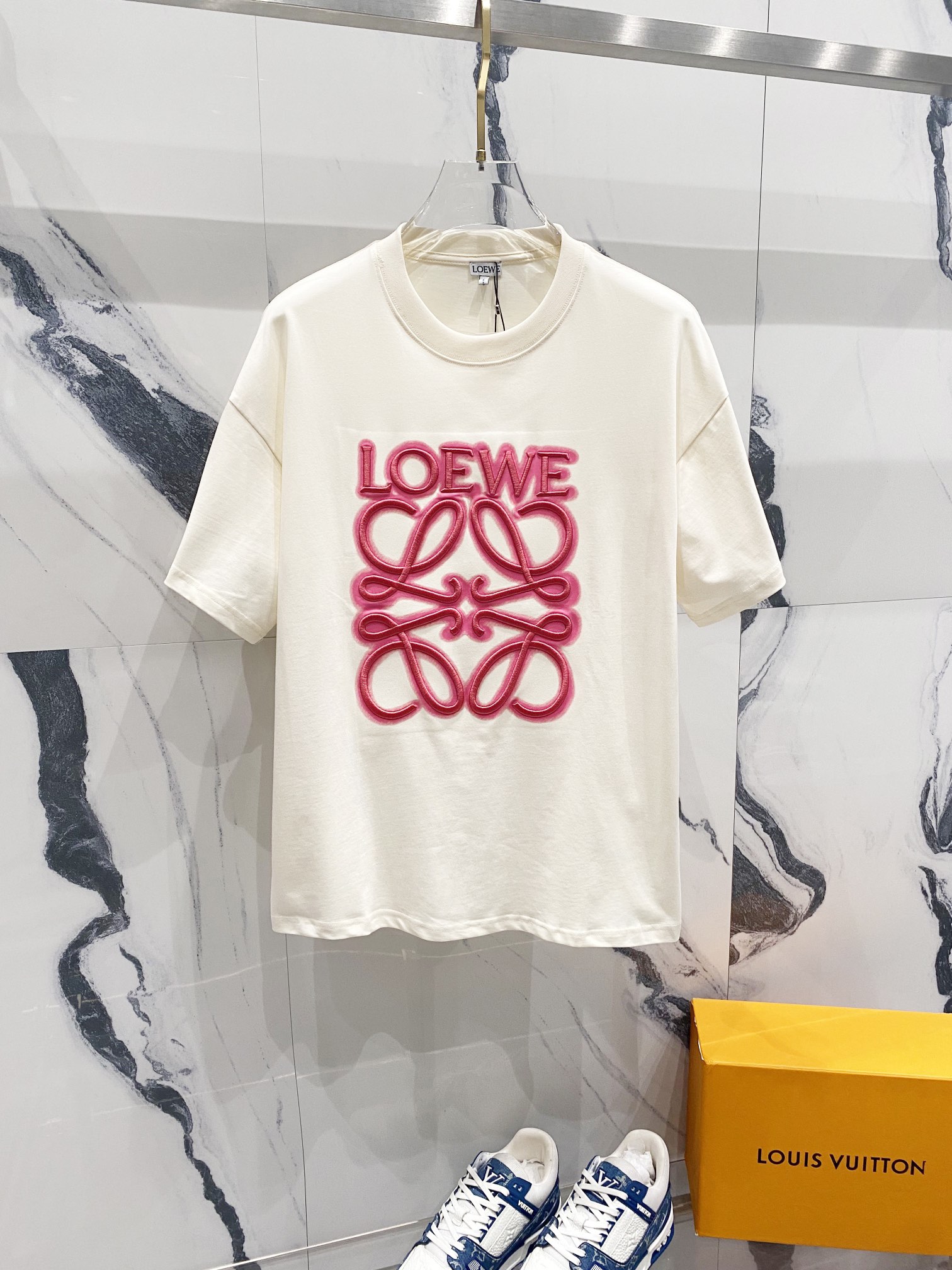 🅿️90 LOEWE 罗意威 260克圆领短袖T恤 经典粉红荧光刺绣🪡图腾字母LOGO 官方同步 高版本 高品质 时尚个性 百搭潮流 纯原品质 原版面料 吊牌 领标 水洗麦 三标齐全 颜色: 黑色.杏色. 尺码：XS-L