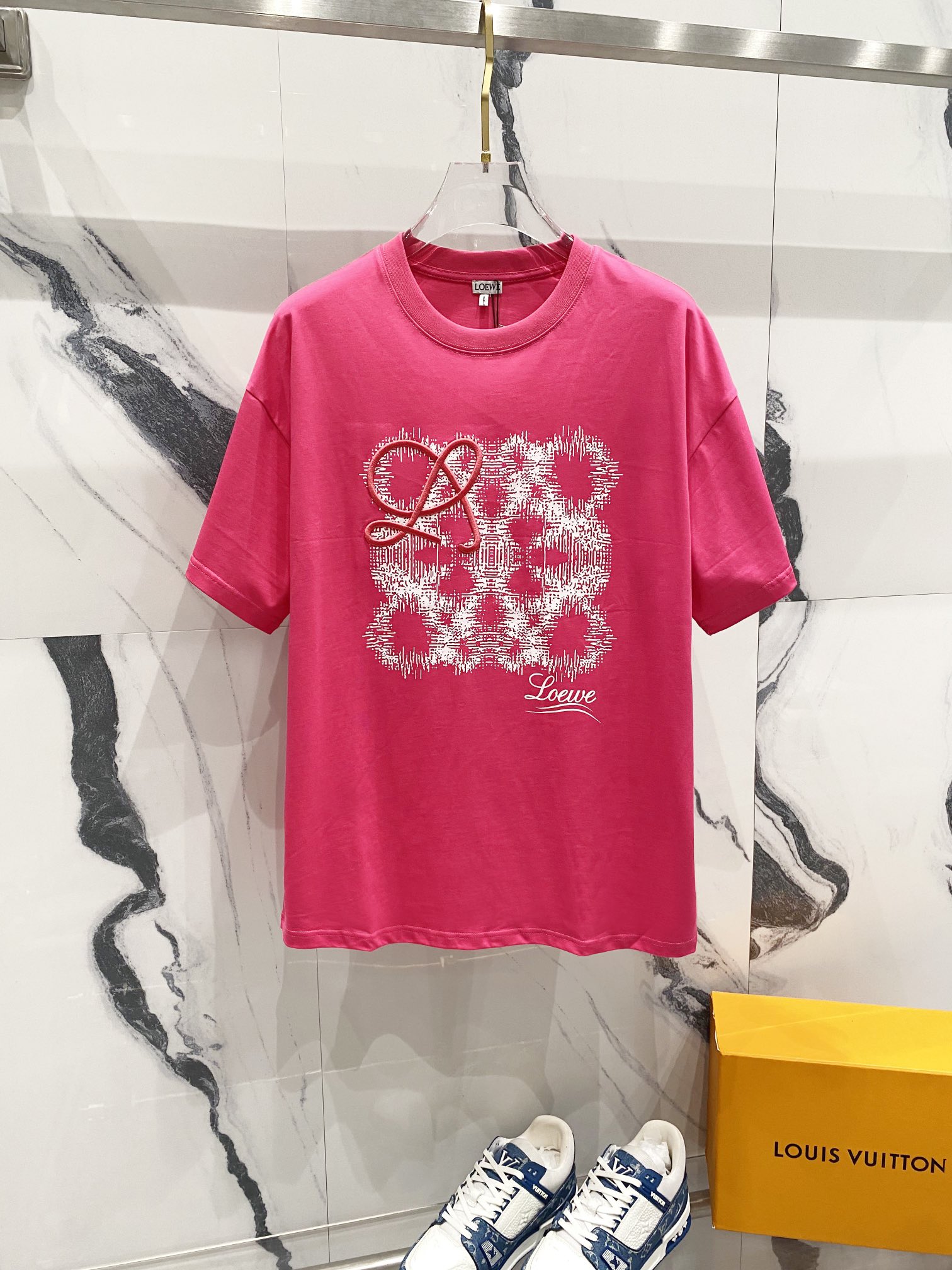 🅿️90 LOEWE 罗意威 260克圆领短袖T恤 刺绣搭配印花图腾字母LOGO标识 官方同步 高版本 高品质 时尚个性 百搭潮流 纯原品质 原版面料 吊牌 领标 水洗麦 三标齐全 颜色: 黑色.杏色.粉红色. 尺码：XS-L