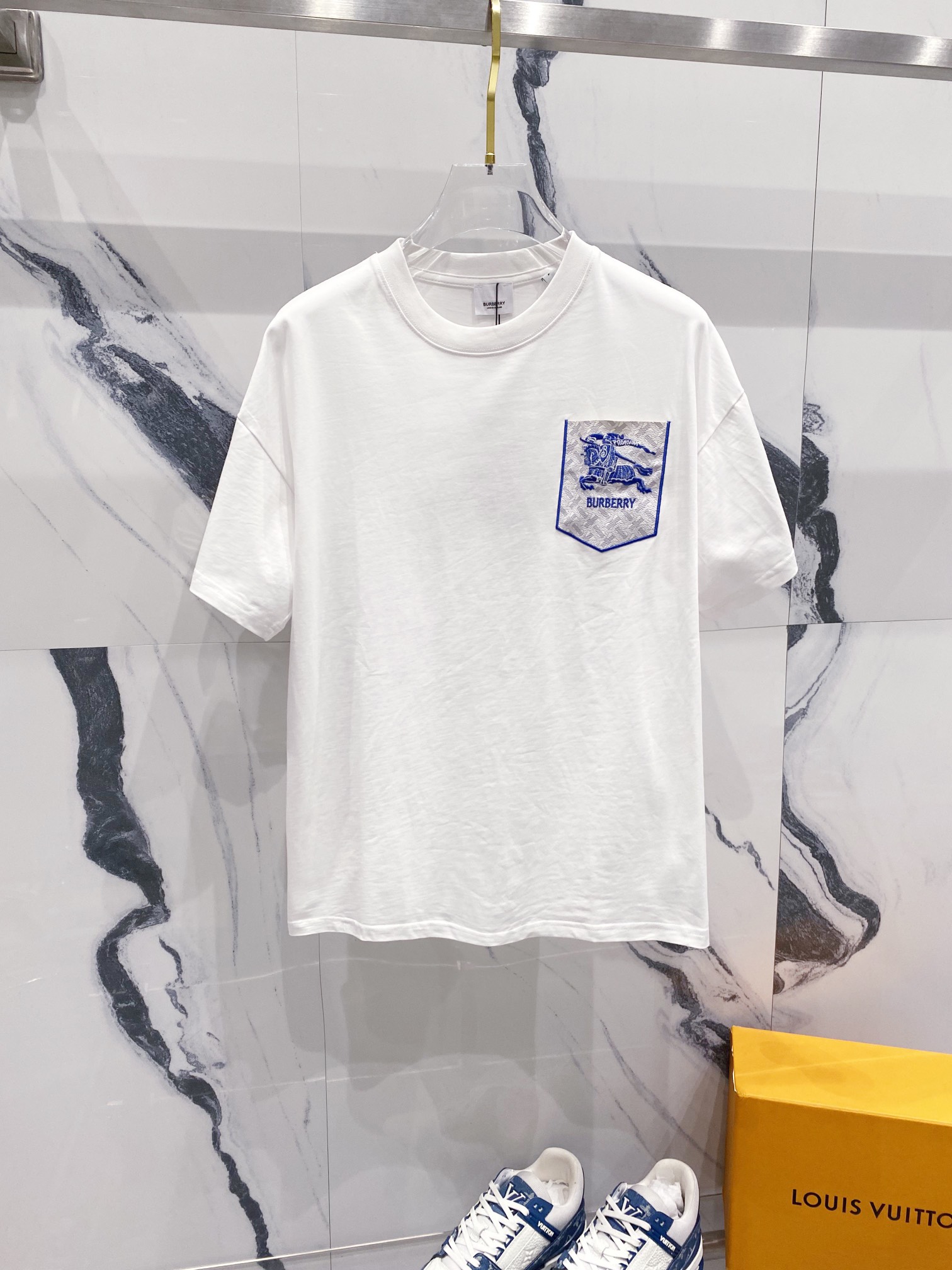 BURBERRY 260g camiseta de cuello redondo de manga corta, con bolsillo de cuero y logo bordado de caballo y letras, sinc…