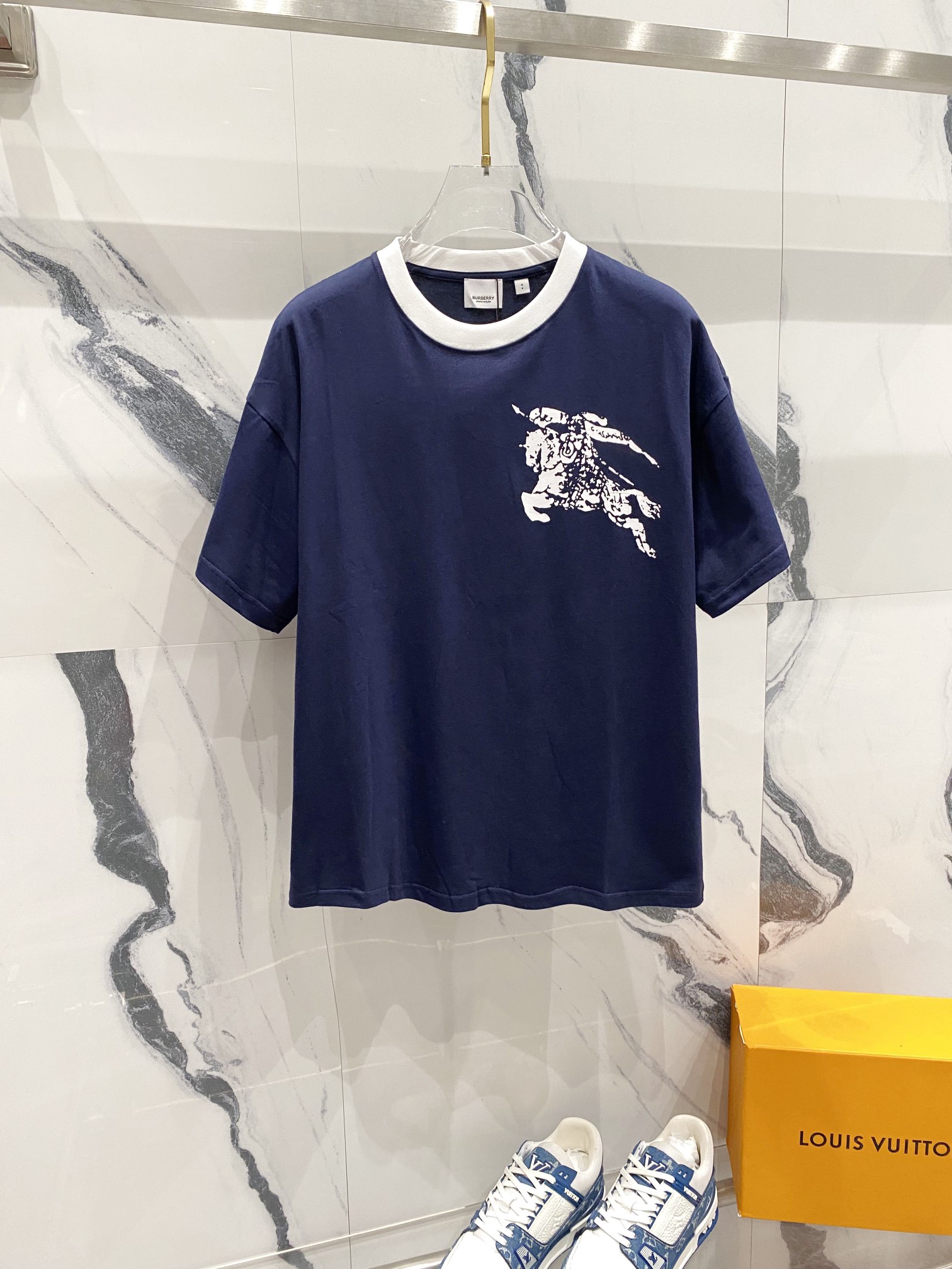 BURBERRY 巴宝莉 260g camiseta de cuello redondo, cuello con contraste de color, logo de caballo de guerra estampado, sincr…