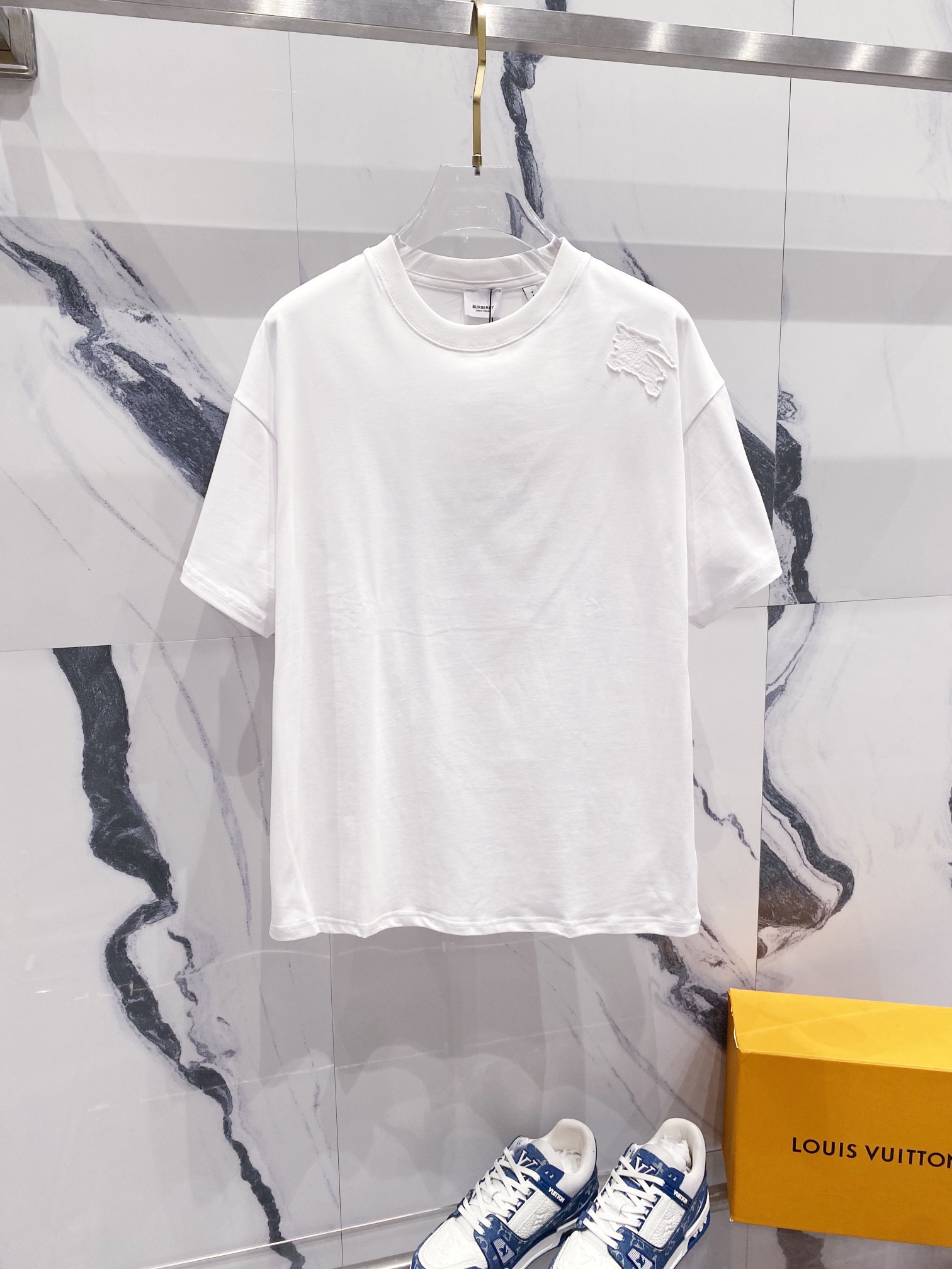 BURBERRY 巴宝莉 260g camiseta de cuello redondo, diseño simple con logo de caballo de guerra en parche, sincronizado con l…