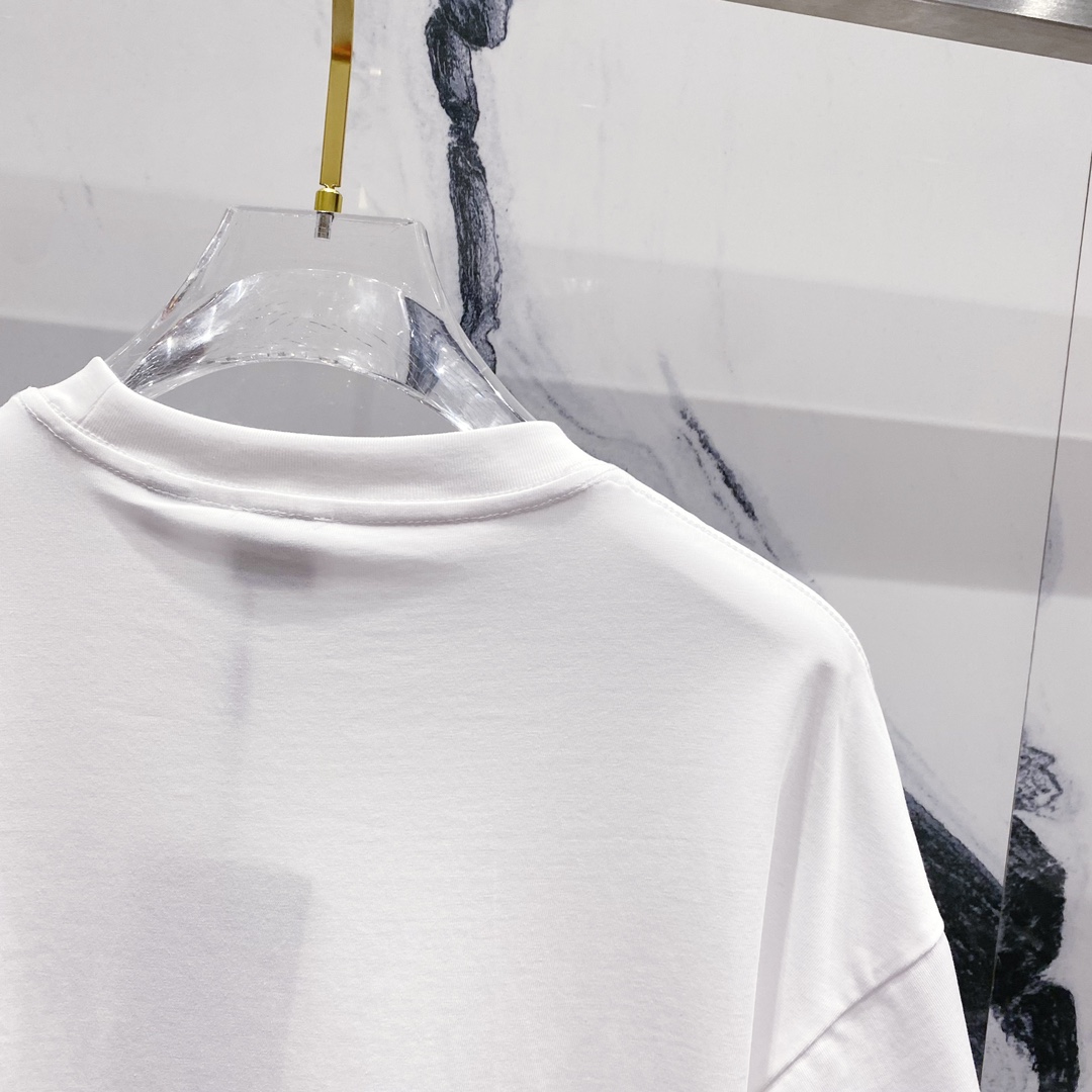 Burberry Classic Logo T-Shirt - Premium Cotton, Comfortable Fit, Stylish Design 5 i1732373806 1005 7